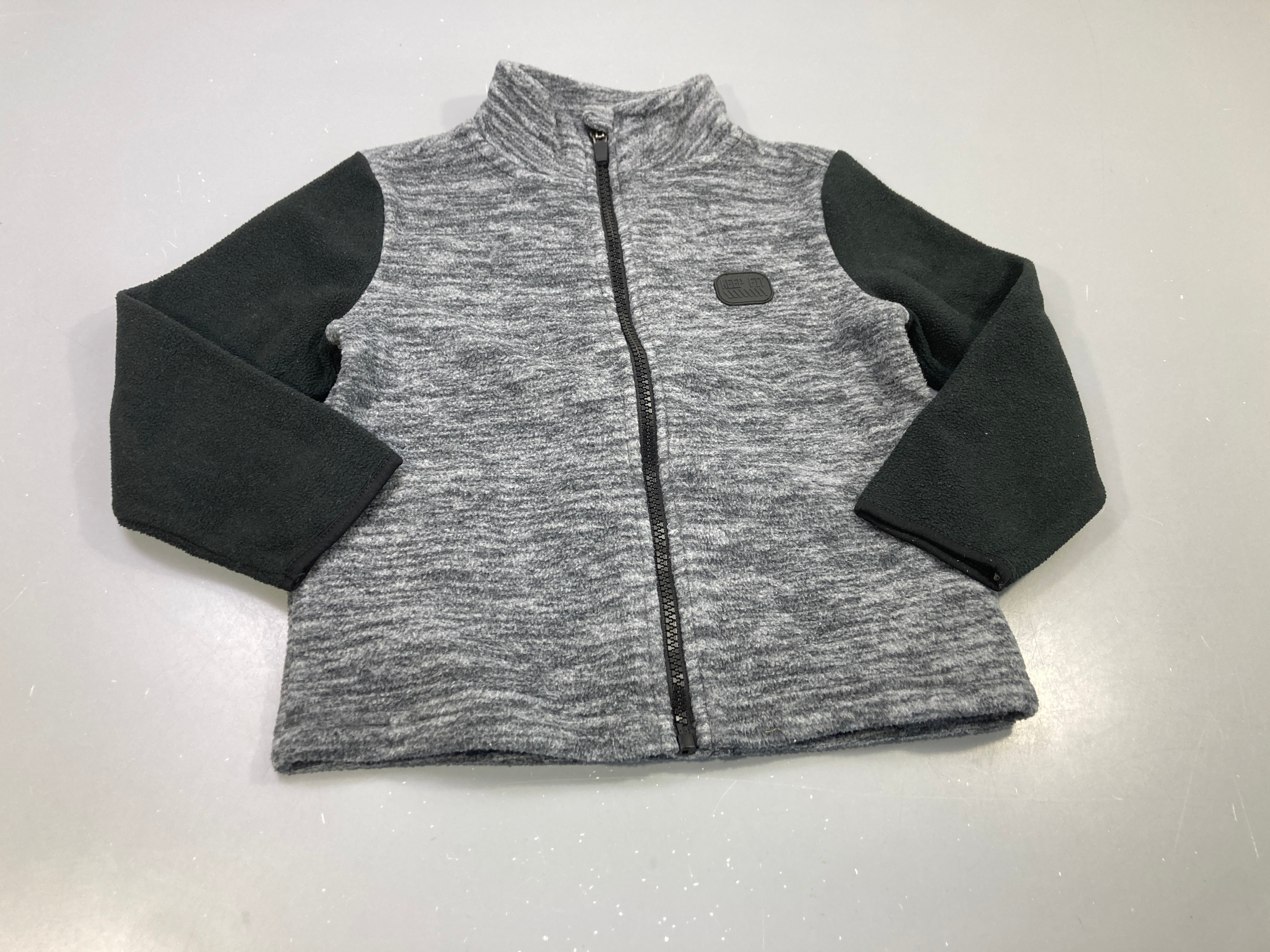Gilet plaire zippé gris  chiné, manches bleu marine