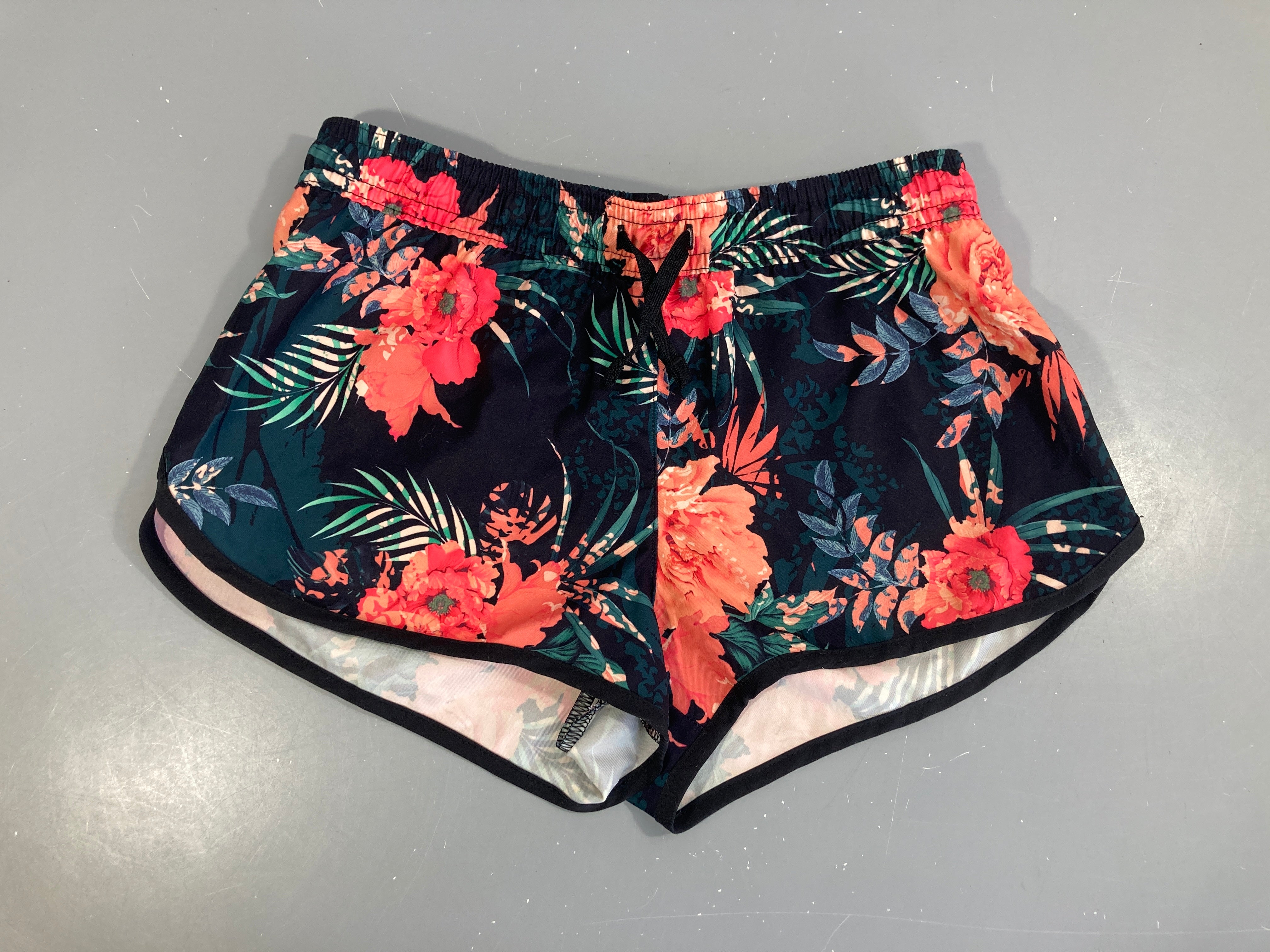 Short de plage bleu foncé fleui corail