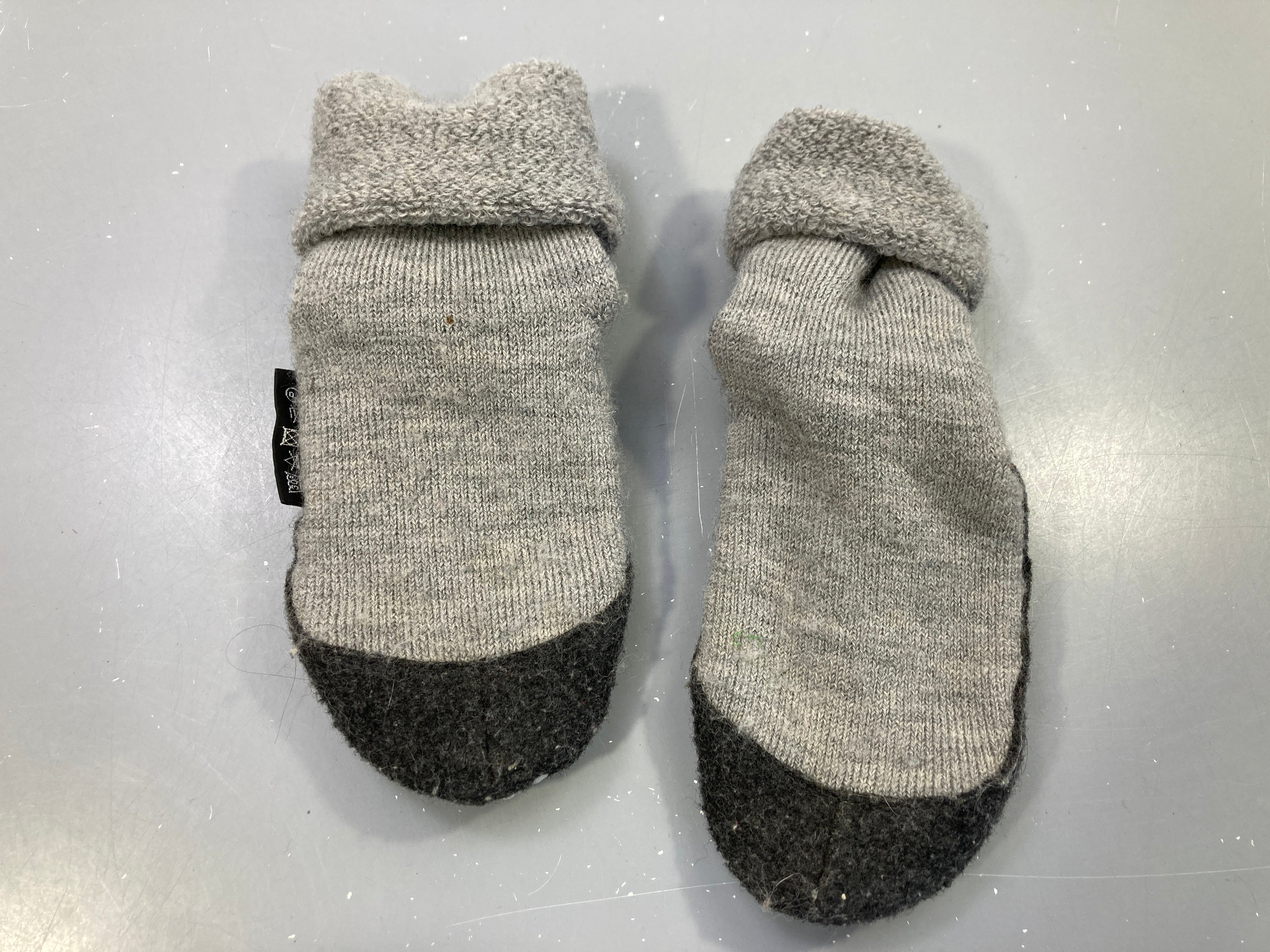 Chaussons, chaussettes Falke gris clair et gris foncé, semelles anti dérapantes - 25-26