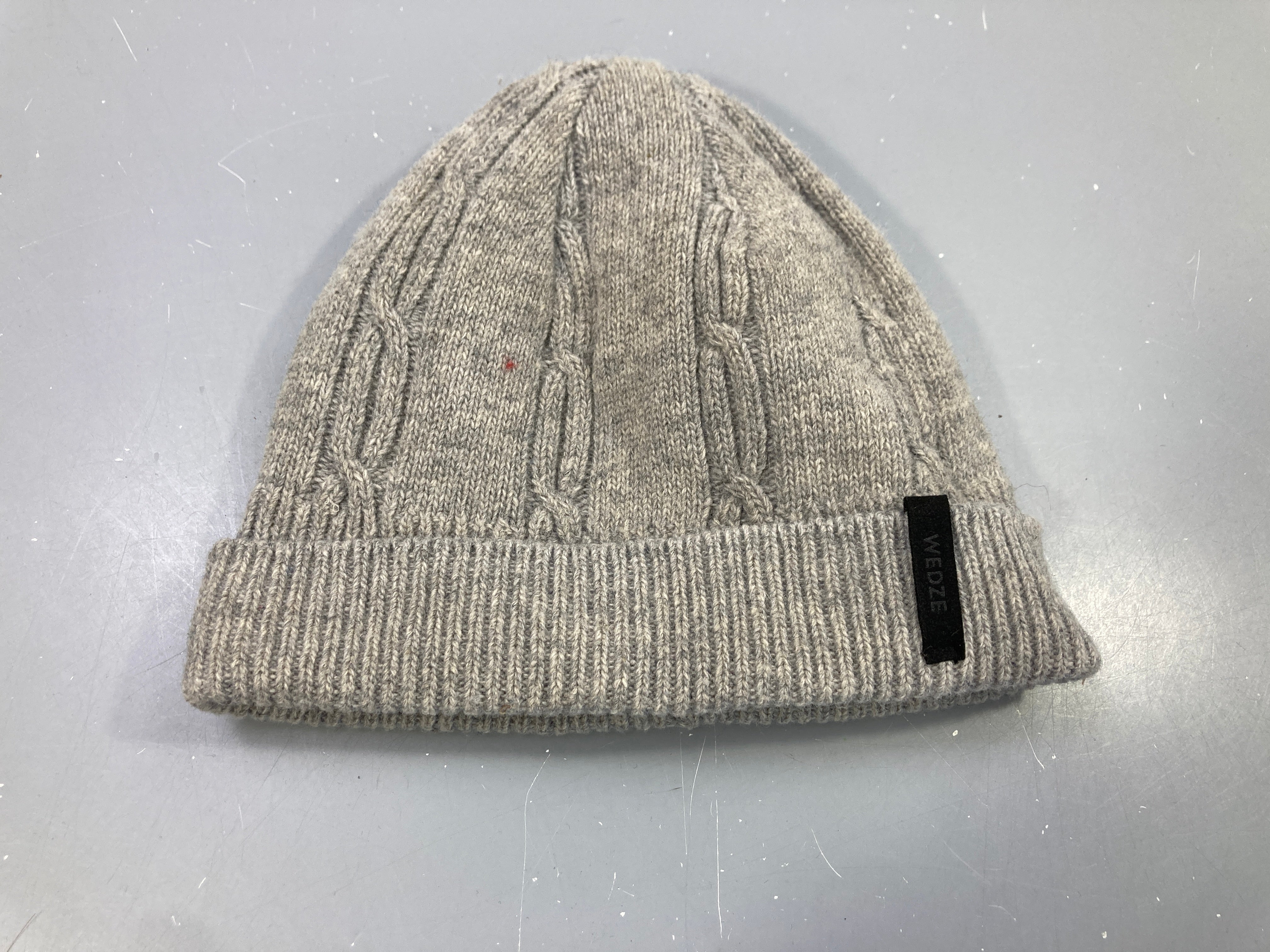 Bonnet  tricot gris , quelques torsades 