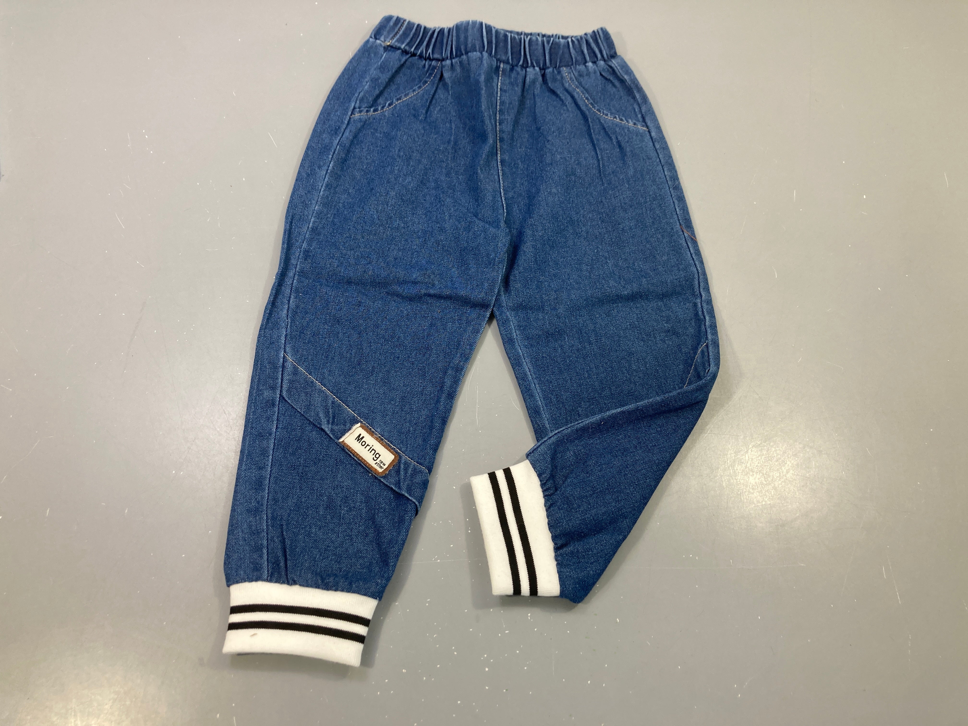 Pantalon denim taille et chevilles élastiques , dessous blanc rayé bleu marine 