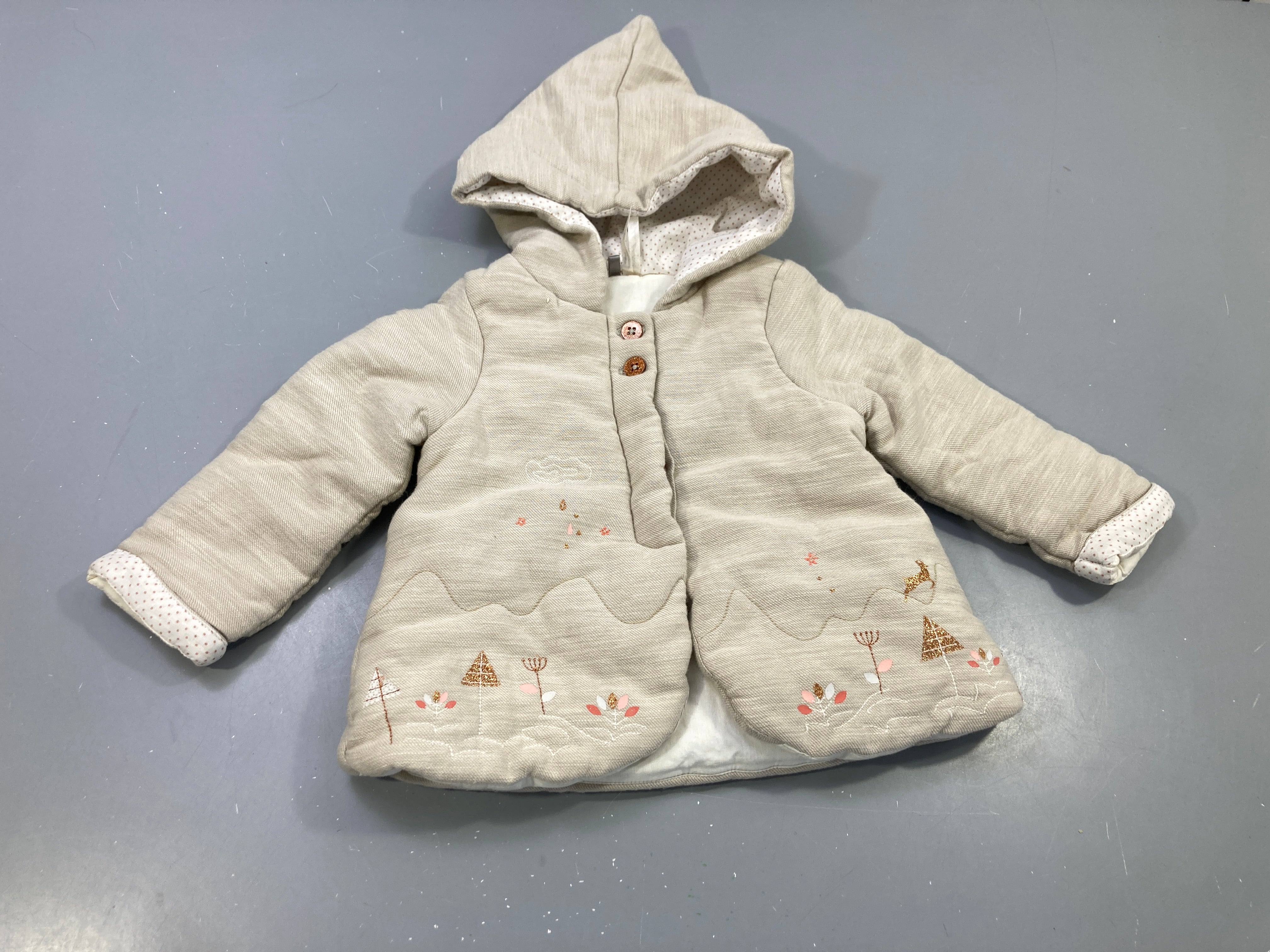 Veste à capuche (pointue)  ouatinée  beige avec broderies