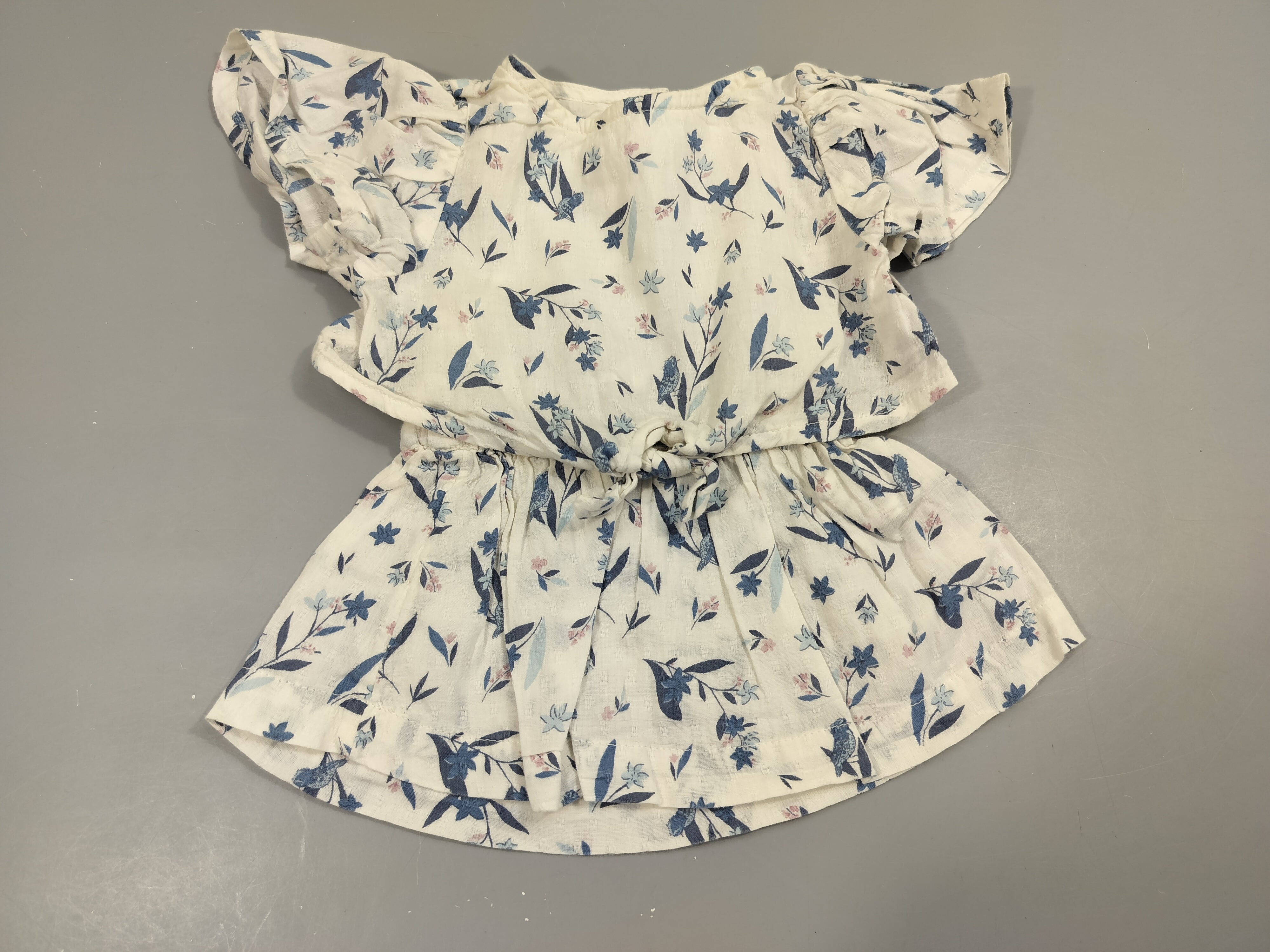 Robe m.c blanche fleurs bleues , petit  noeud à la taille 100% coton