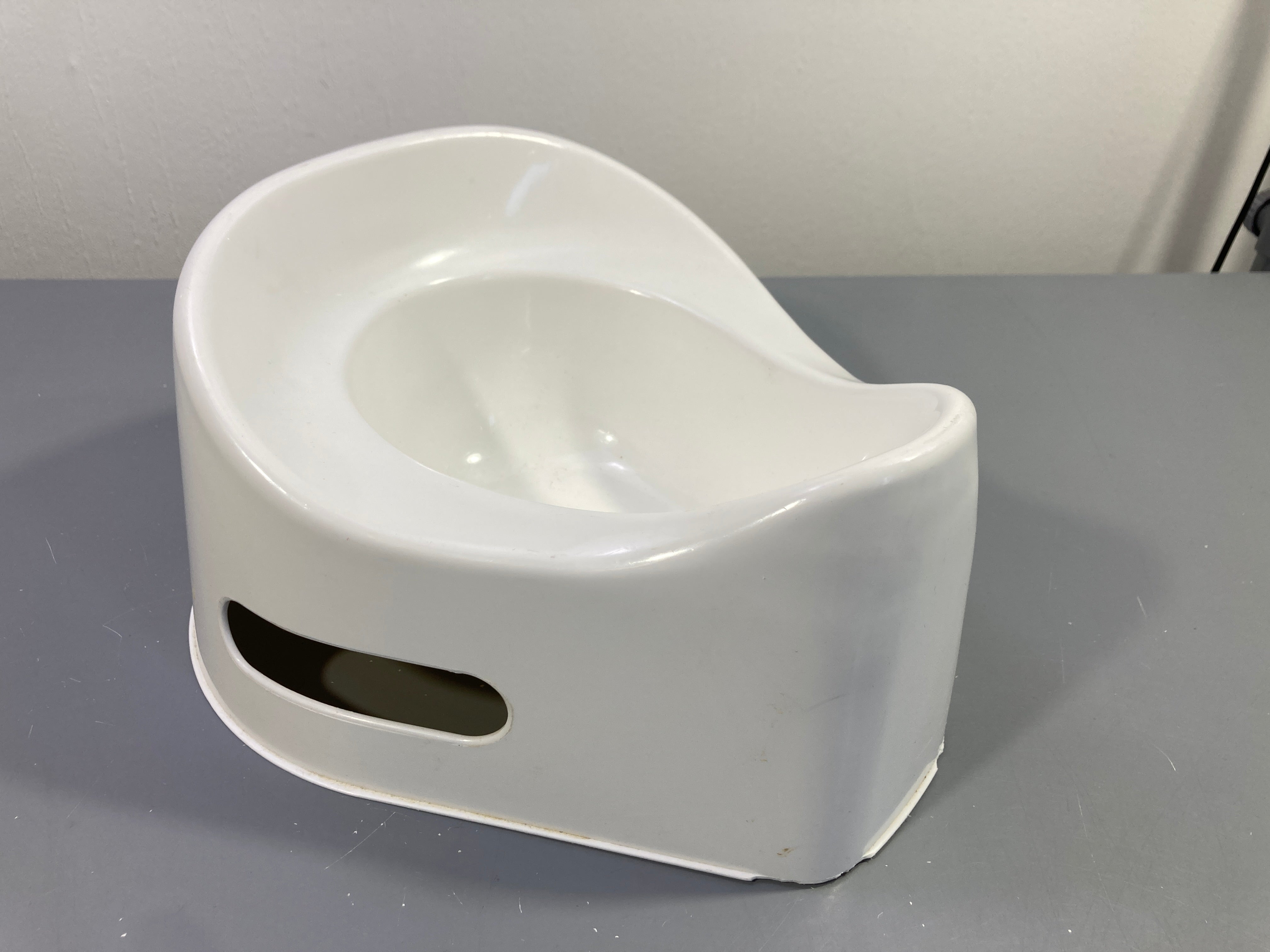 Petit pot blanc, petit bord bas abimé par endroit, aucun impact sur stabilité