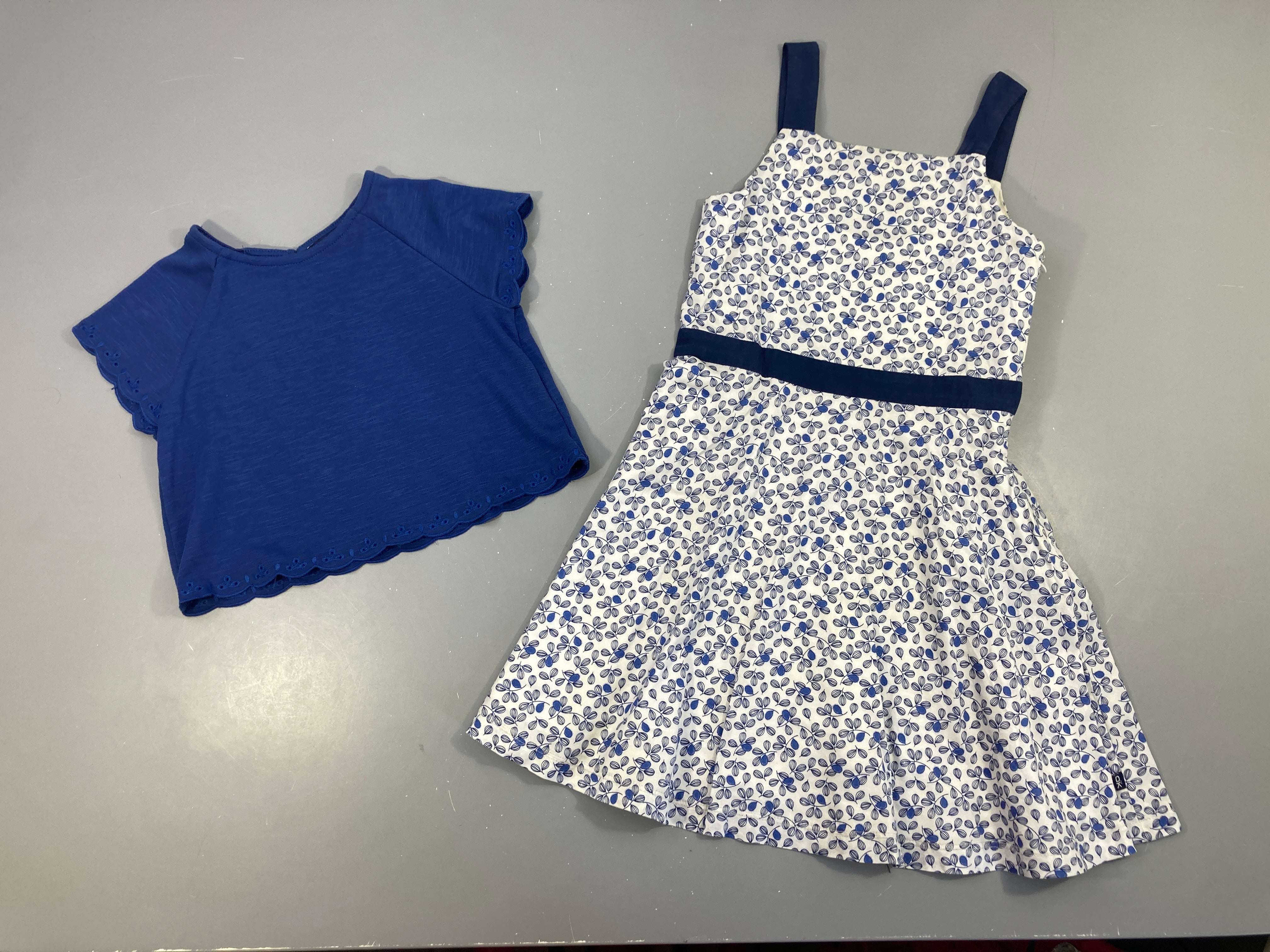 Robe s.m blanche fleurie bleue jaunie à l'avant + t-shirt m.c bleu ajouré sur les bords