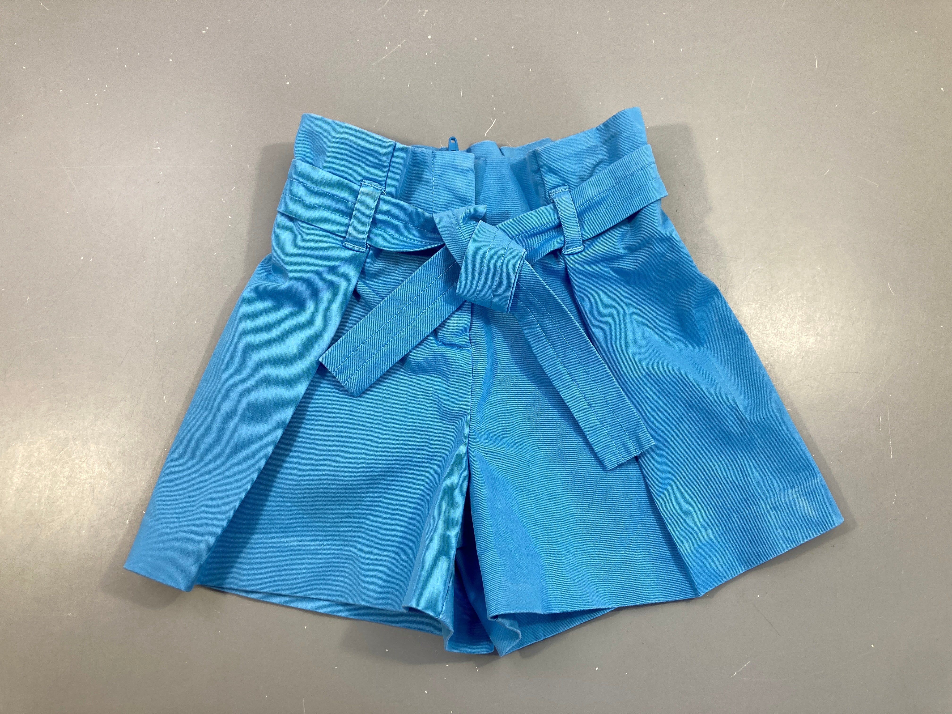 Short à pinces bleu ceinture