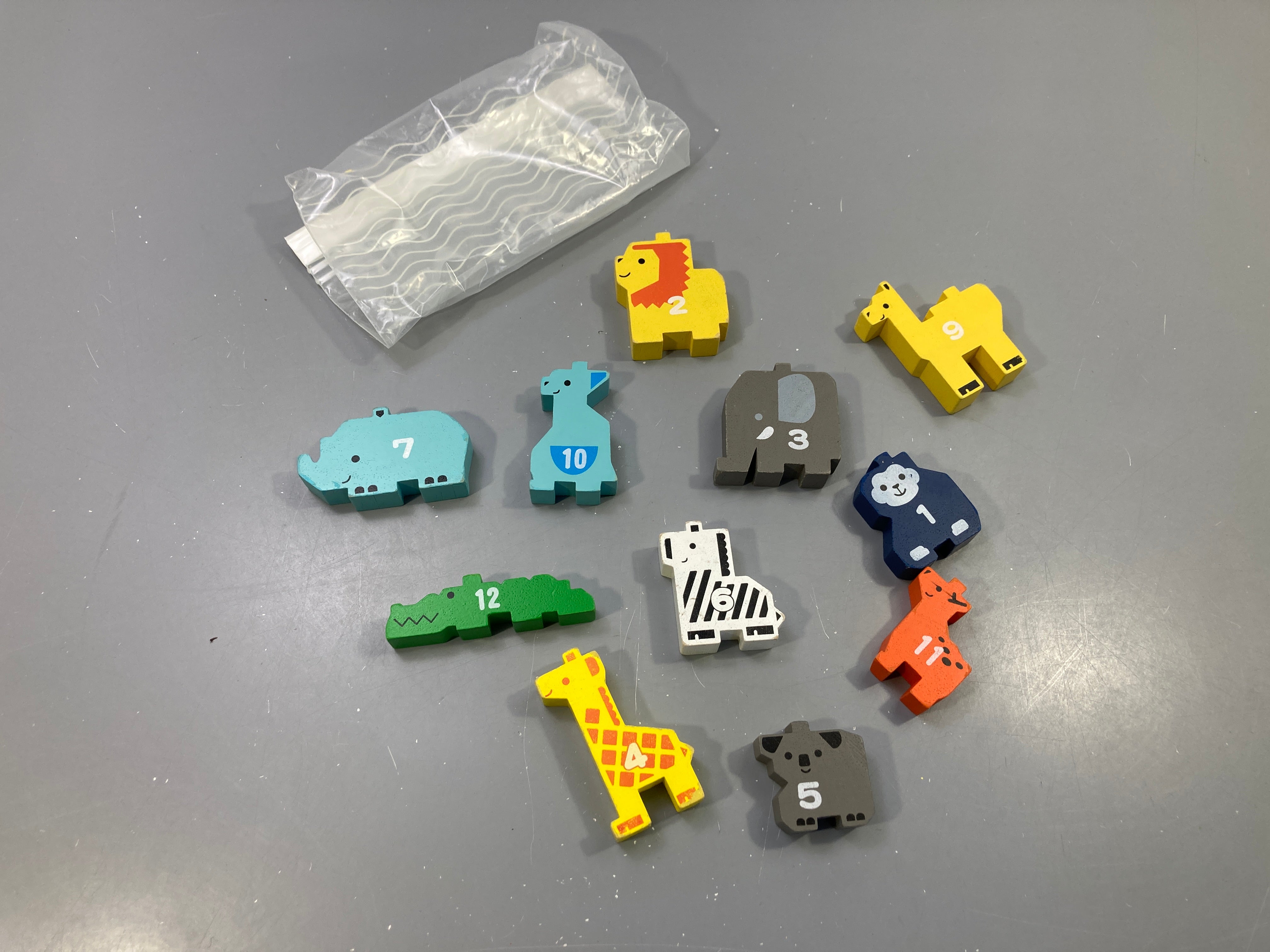 Lot de 12 animaux en bois numérotés de 1 à 12, multicolore