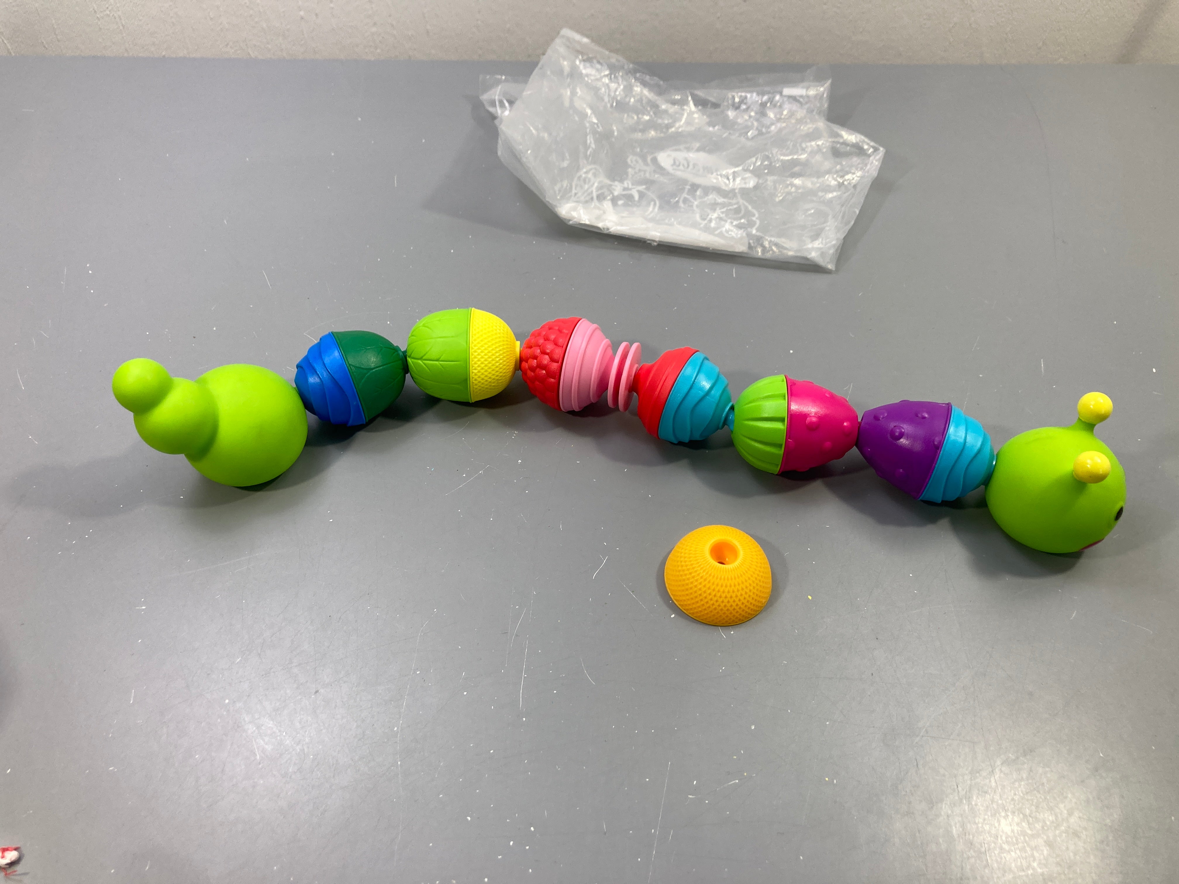 Chenille à emboîter, segments texturés, vert multicolore Lalaboom