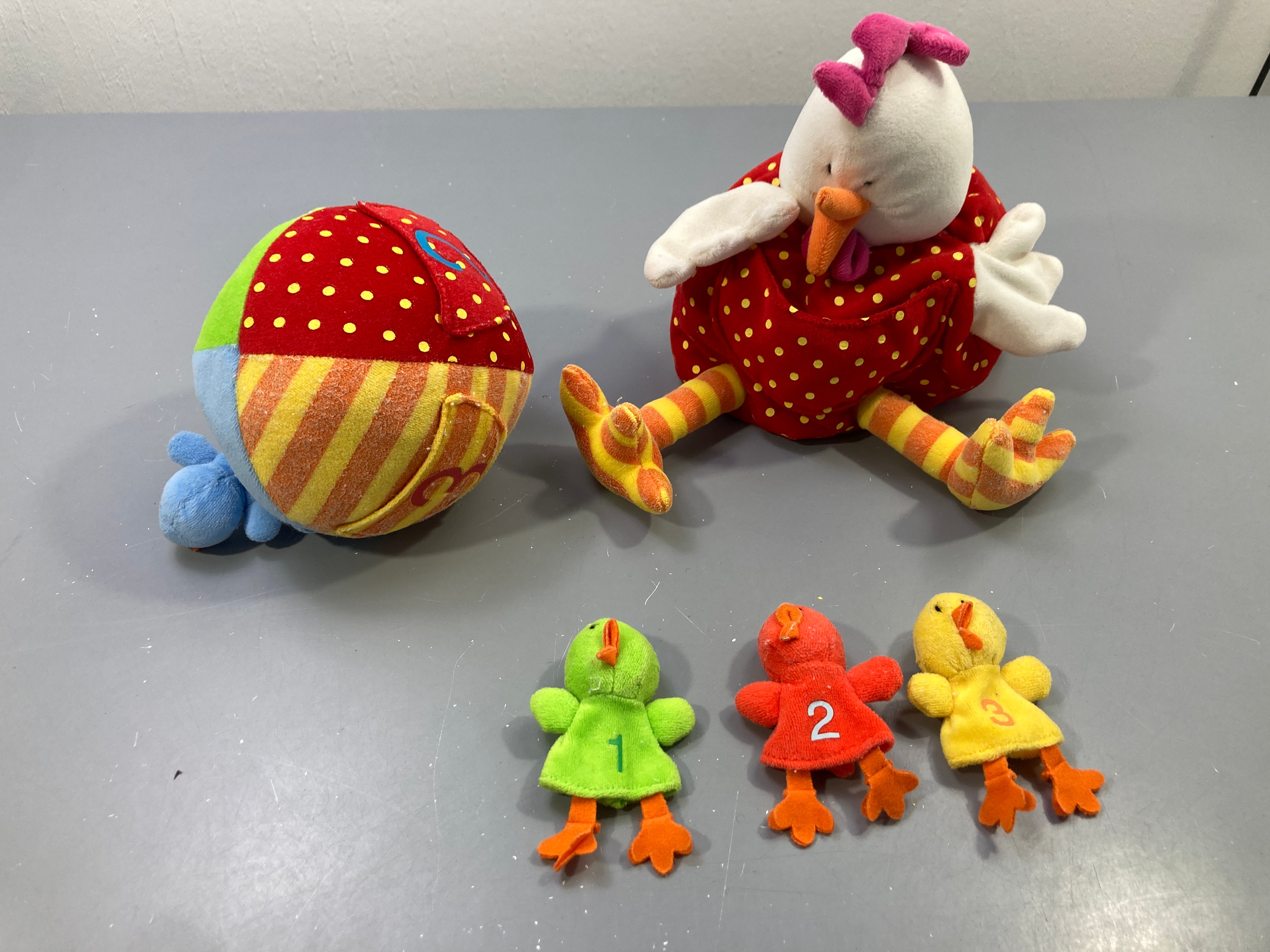 Ophélie et ses poussins (marionnettes à doigts)