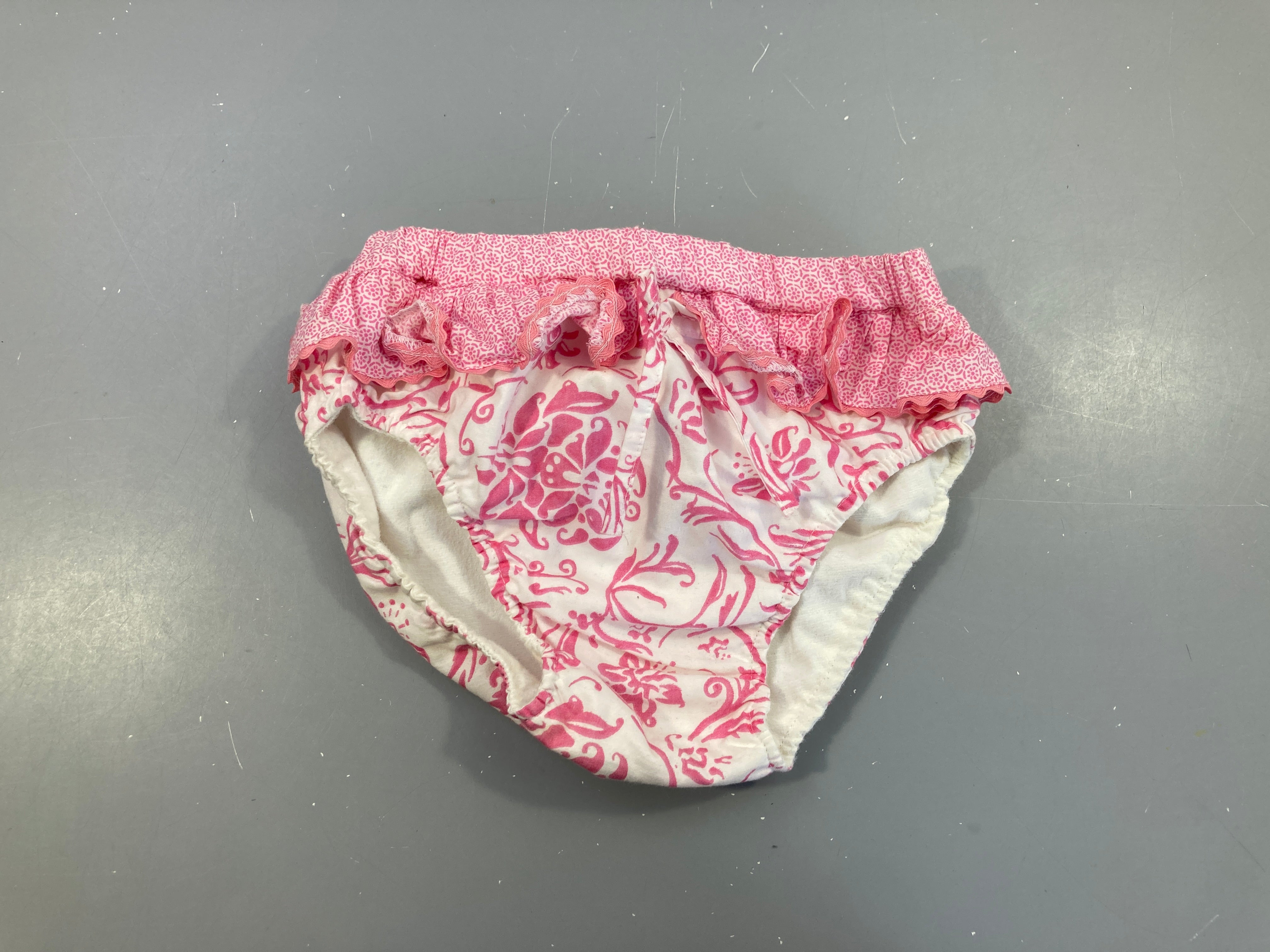 Culotte maillot couche blanc motifs rose volant