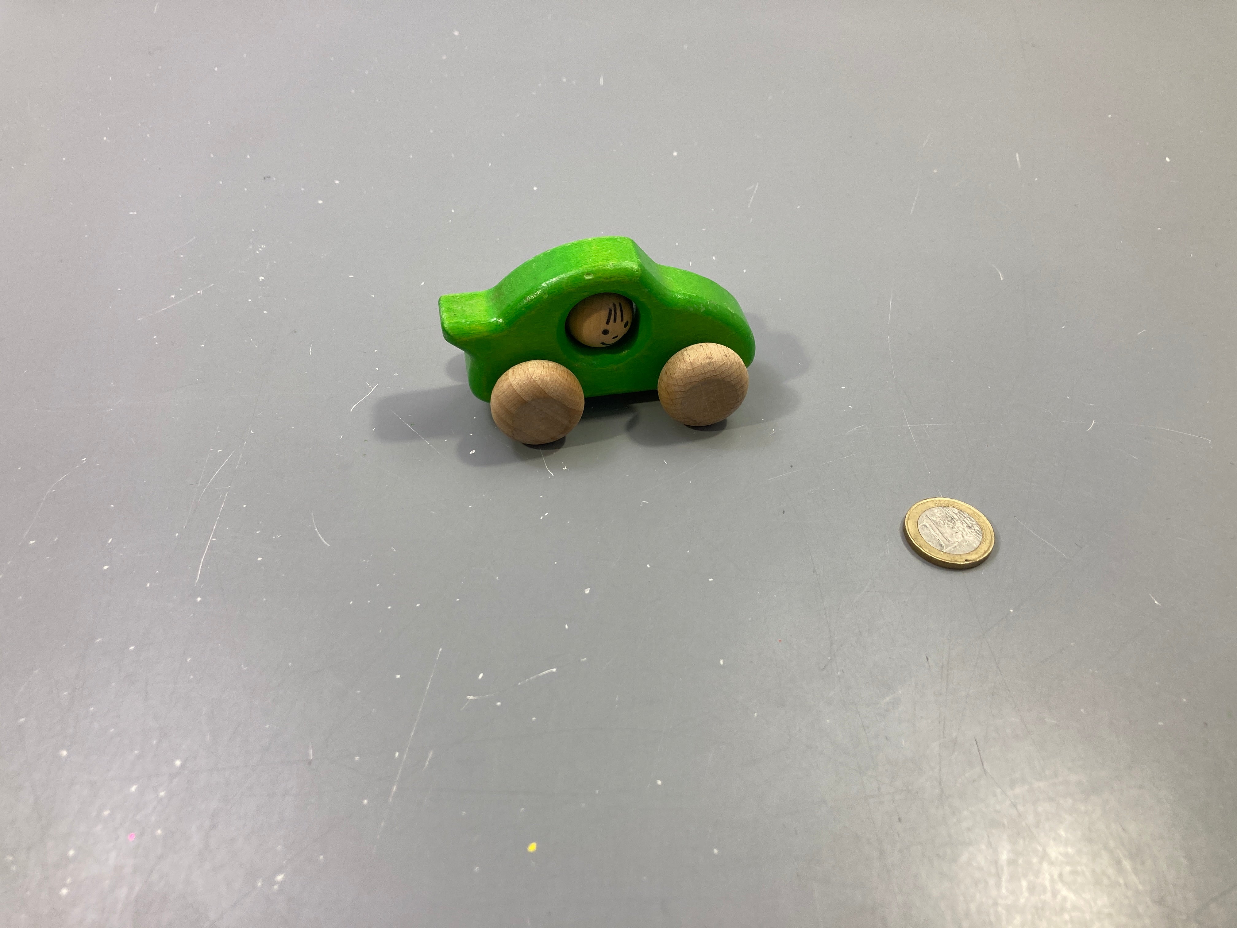 Voiture en bois verte avec personnage