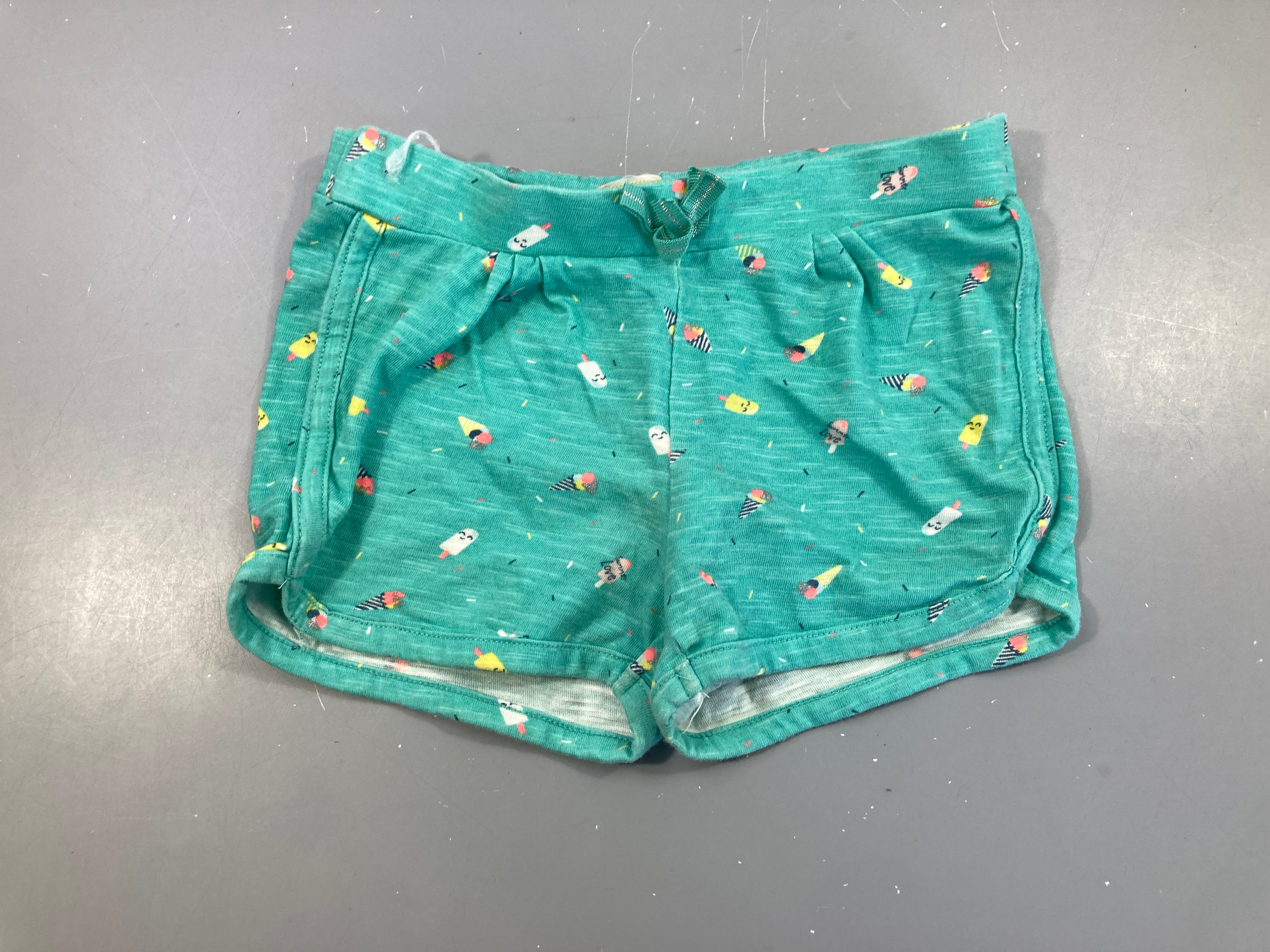 Short jersey vert glaces, légèrement bouloché