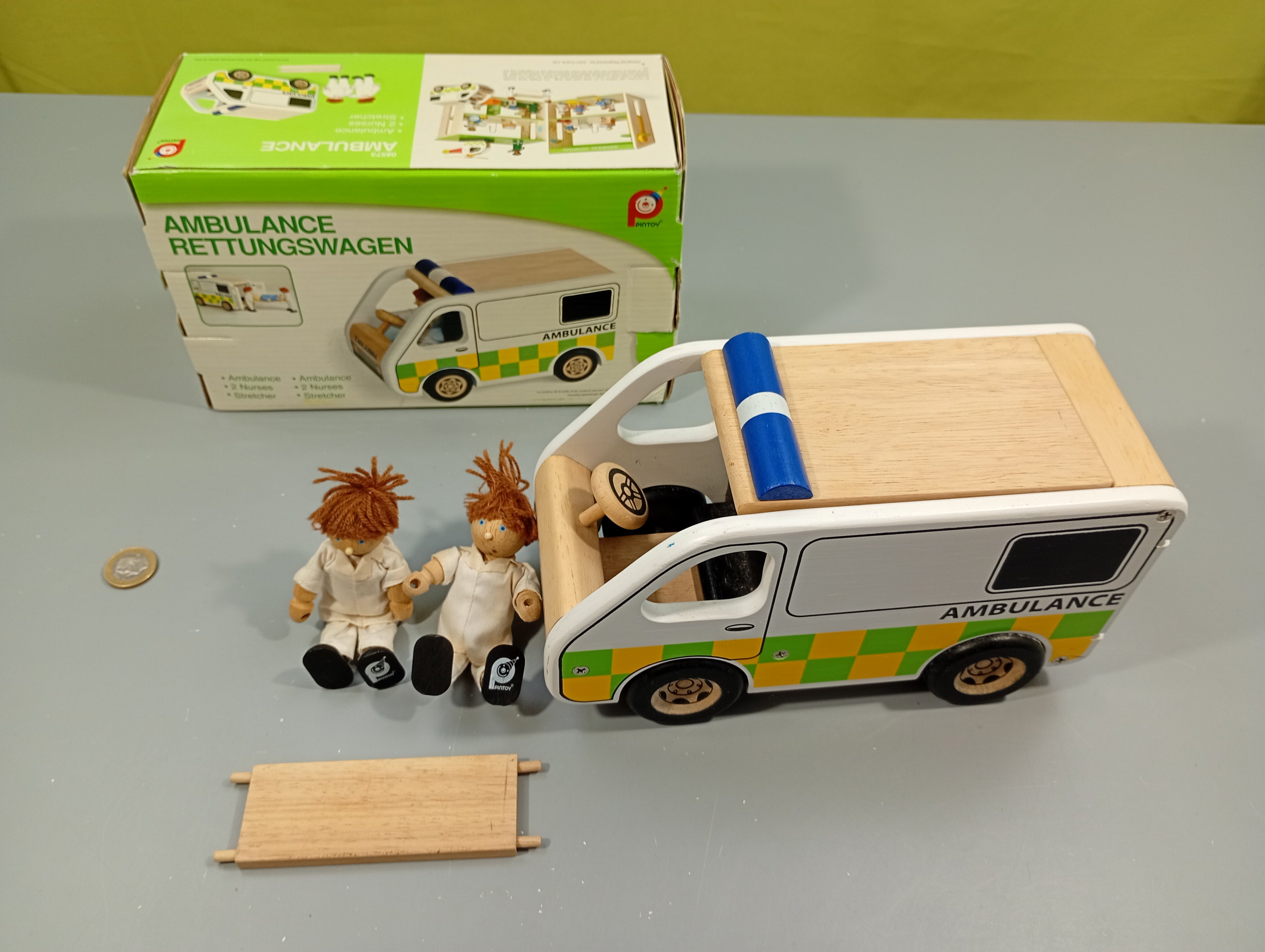 Ambulance en bois+ 2 personnages + 1 civière
