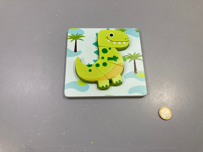 Puzzle en bois dinosaure vert, petits coups dans la peinture - complet, moins cher chez Petit Kiwi