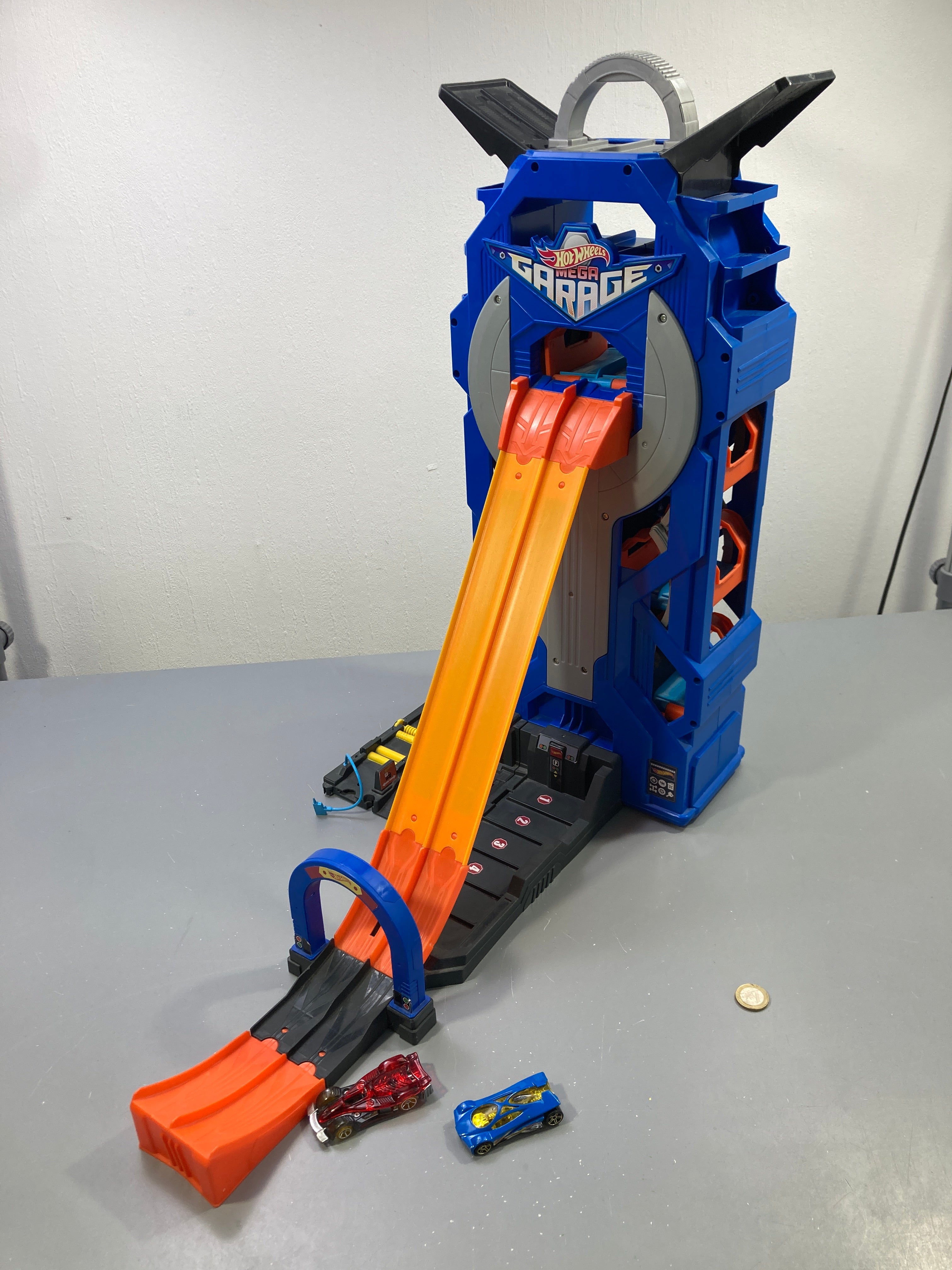 Circuit Mega Garage avec 2 voitures, Hot Wheels