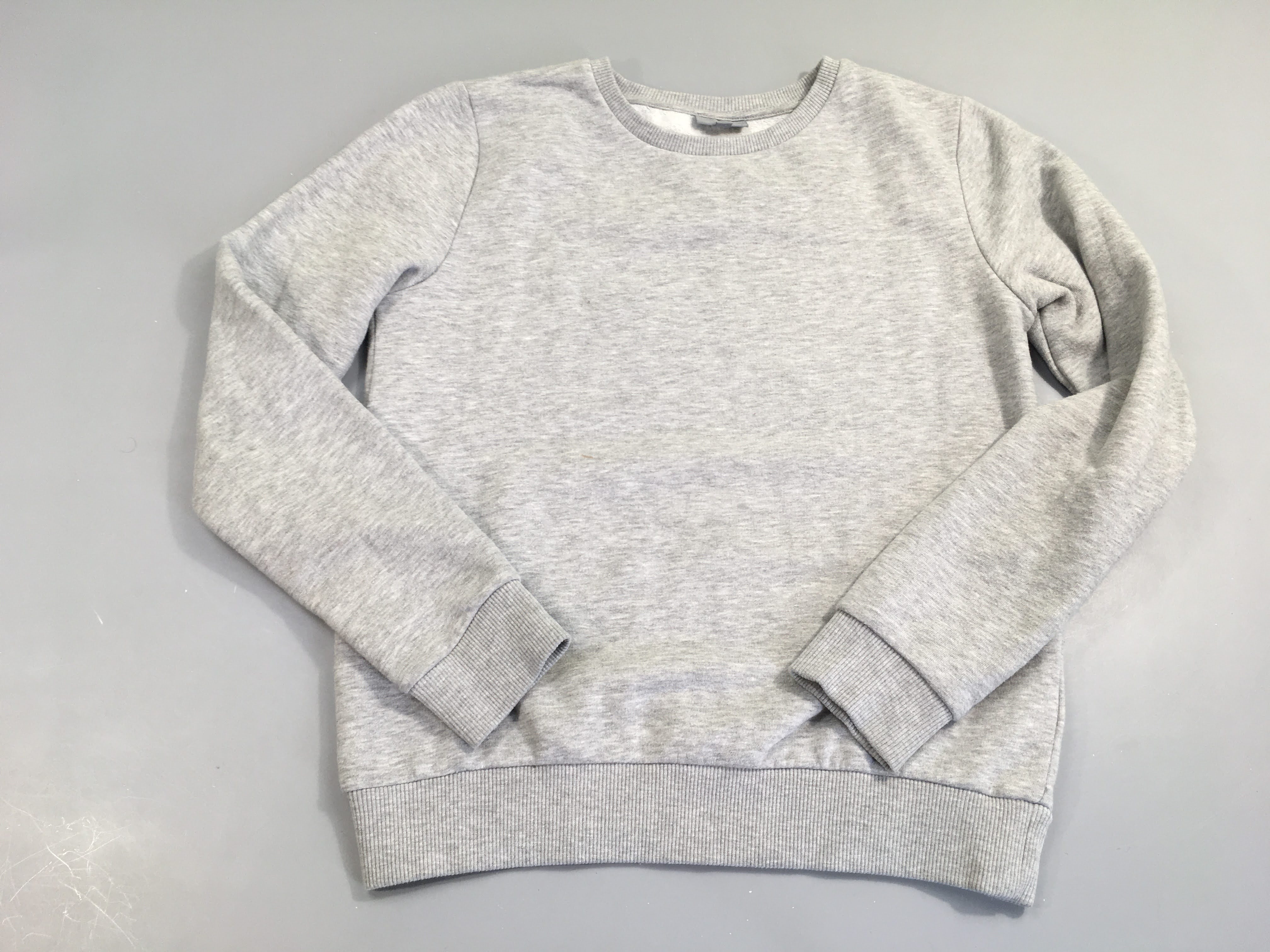 Sweat gris chiné, un peu bouloché-Légère trace brune à relaver
