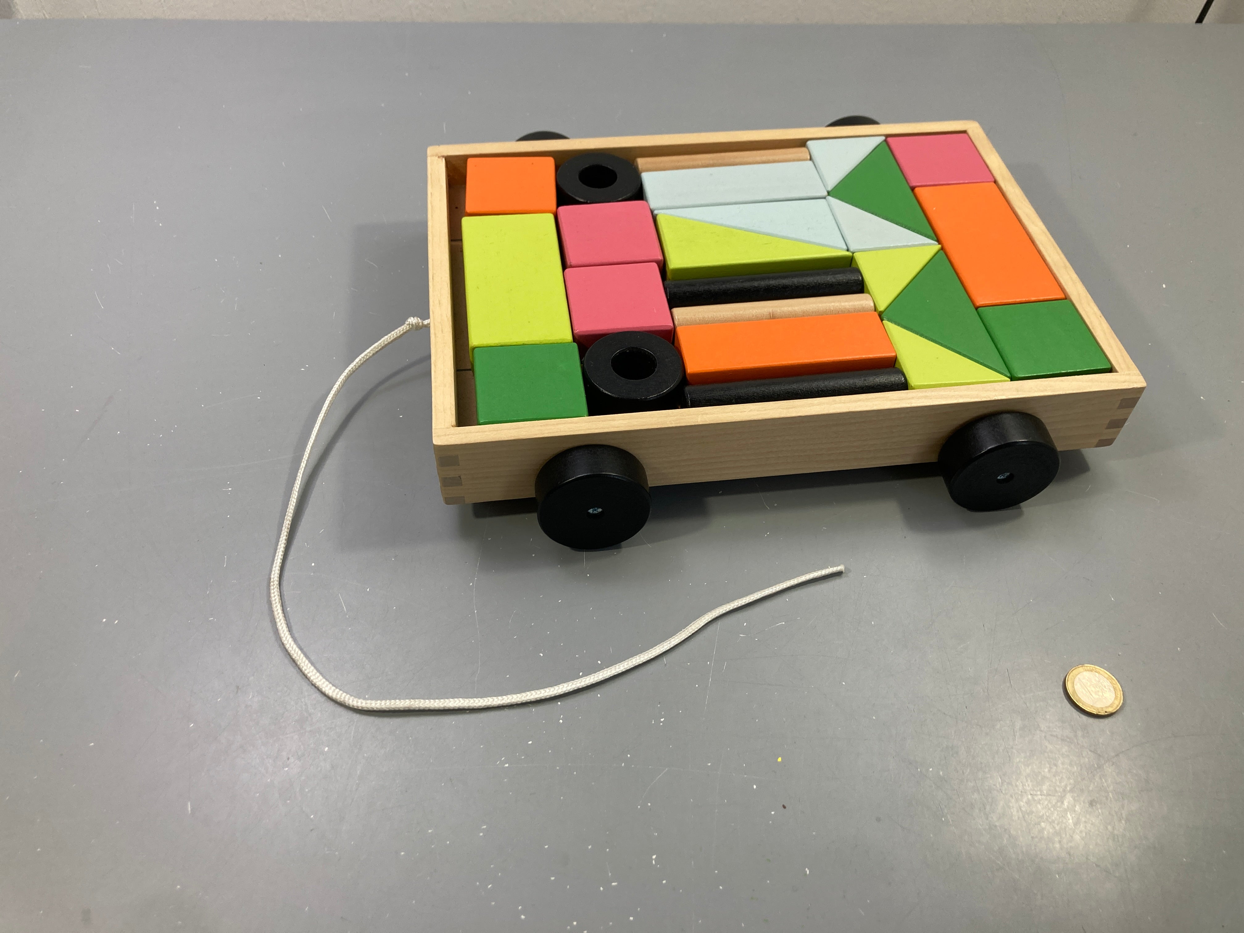 Chariot à tirer en bois avec blocs de construction colorés MULA - complet