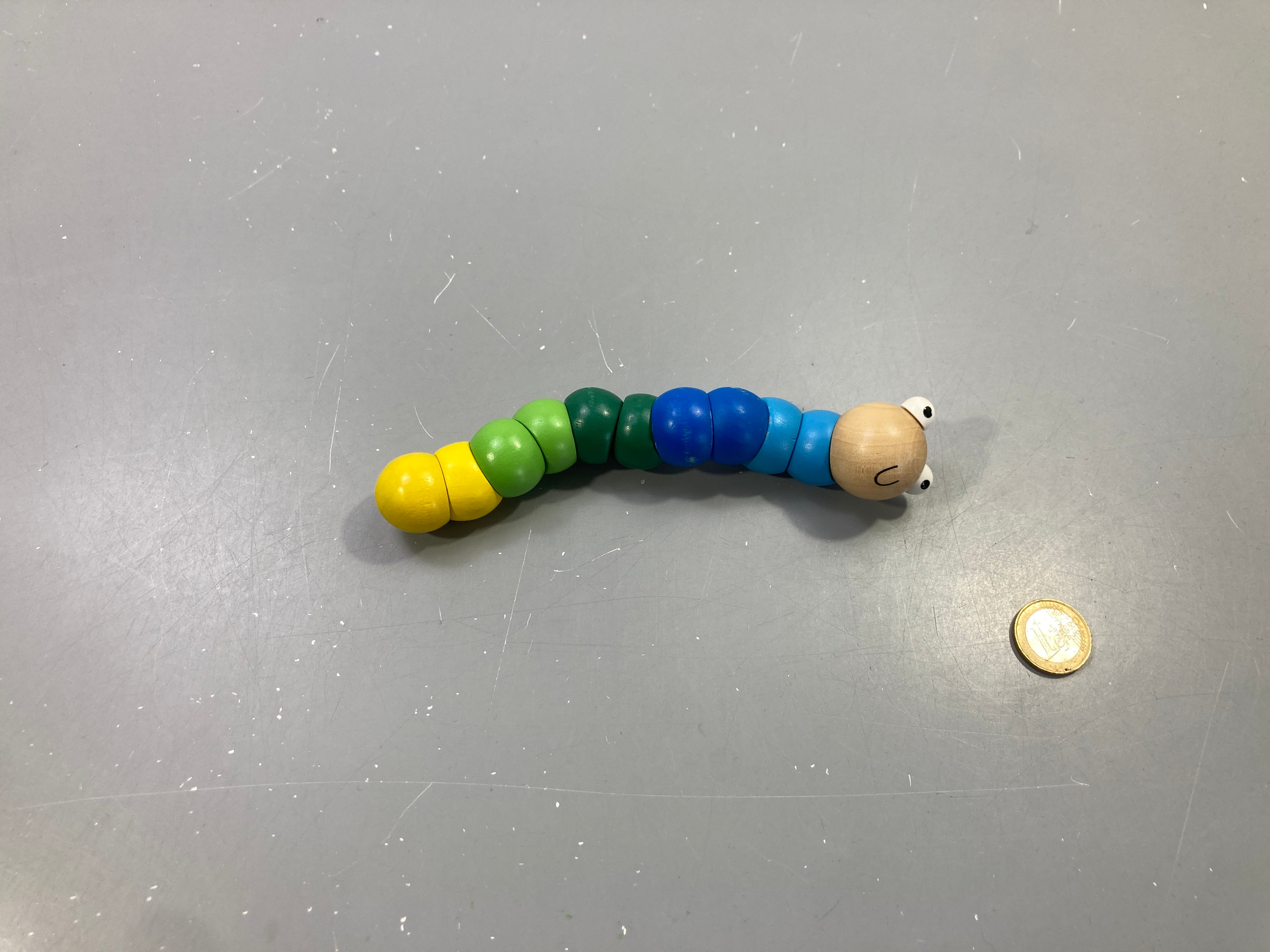 Chenille articulée en bois multicolore