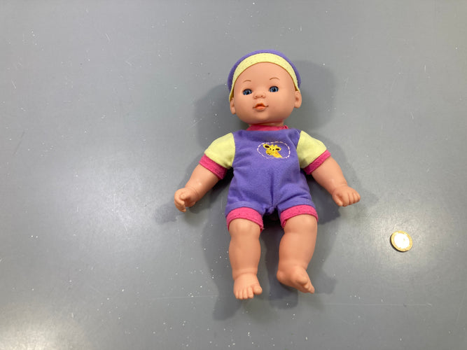 Poupon tenue violette girafe et bonnet bébé Queenie , vêtements boulochés, moins cher chez Petit Kiwi