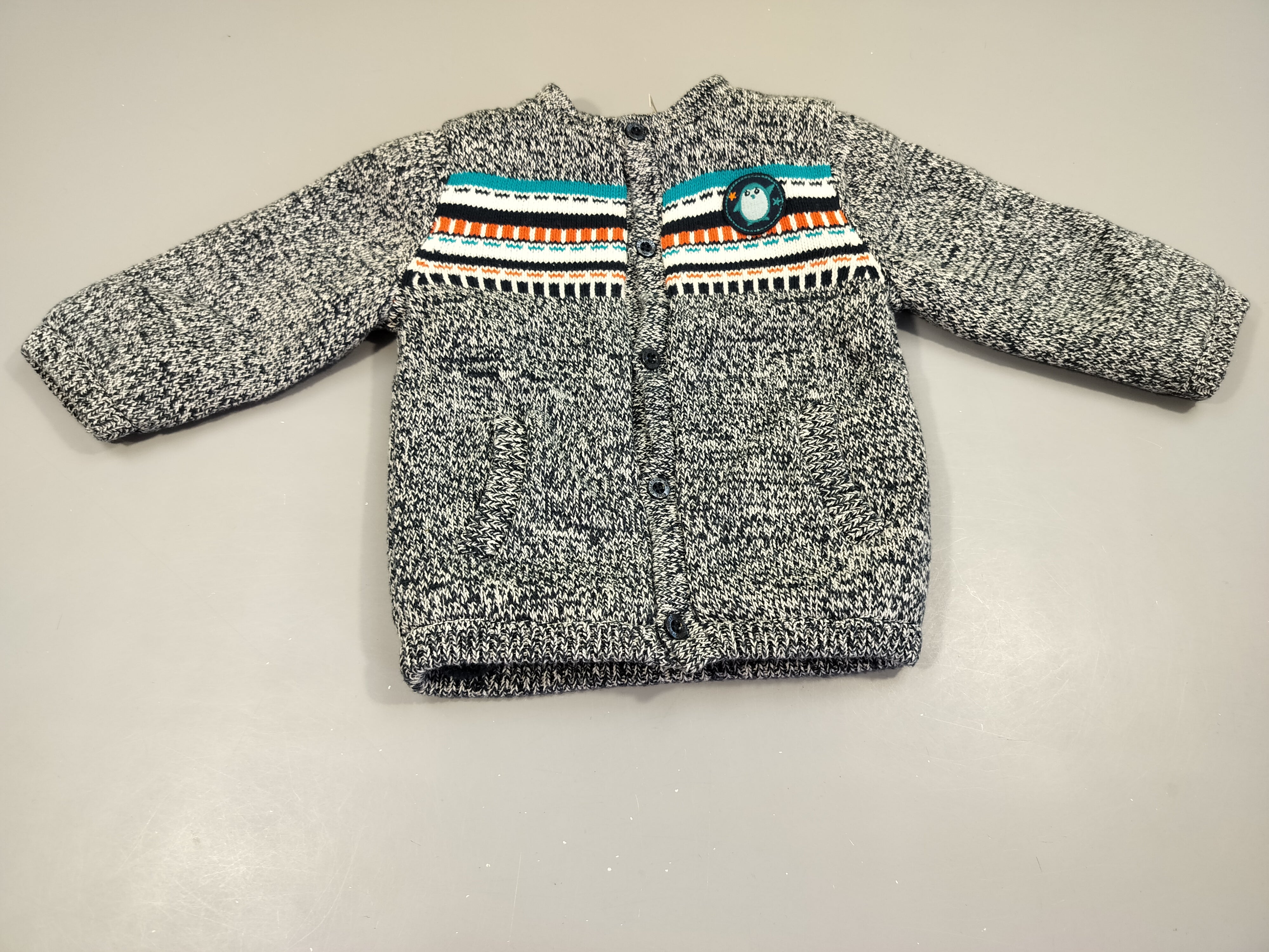 Gilet bleu marine chiné blanc motifs colorés, pinguoin , intérieur polar 60% coton 40% à carreauxylique Intérieur 100% coton