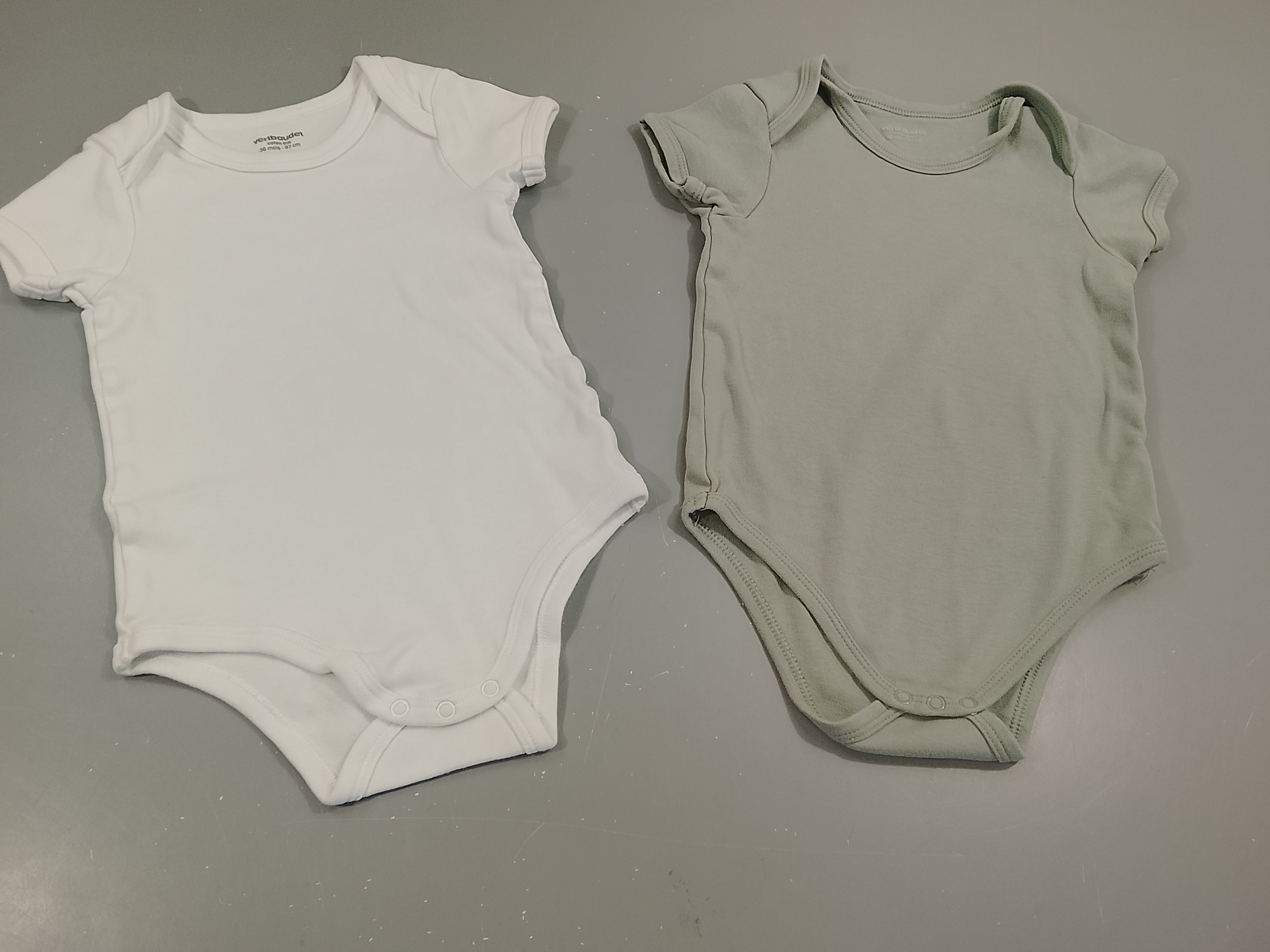 Lot de 2 bodies m.c ,1 blanc et 1 vert