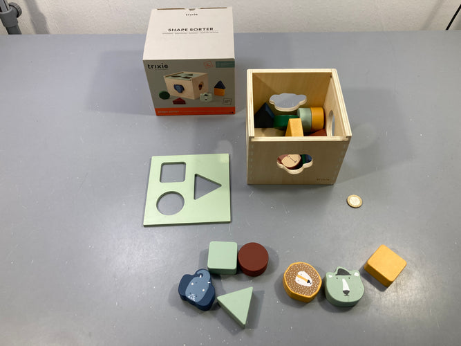 Boîte à formes en bois animaux, vert sauge ocre, avec boîte, dès 18 mois, Trixie - complet, moins cher chez Petit Kiwi
