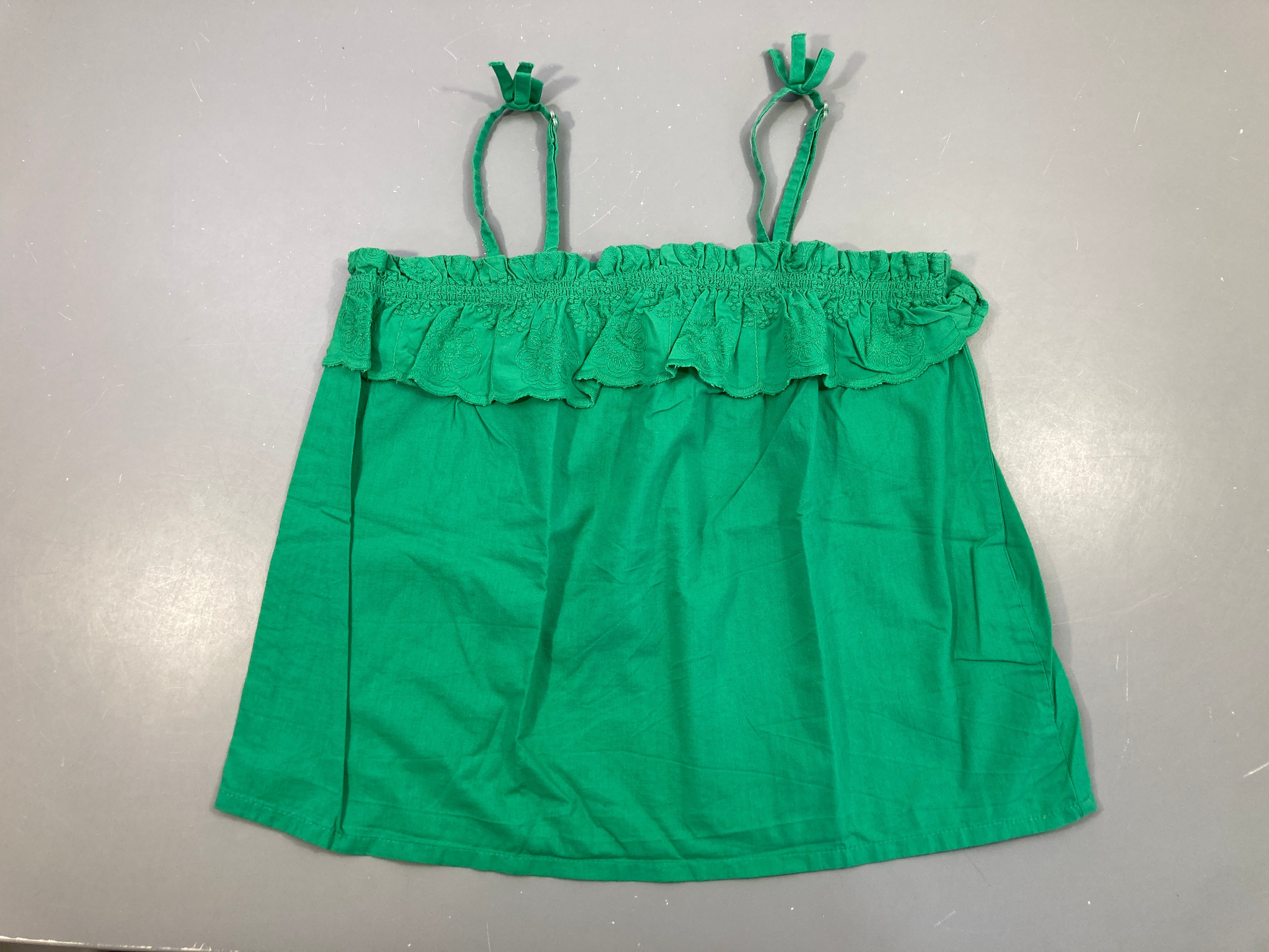 Blouse fines bretelles verte volants broderies