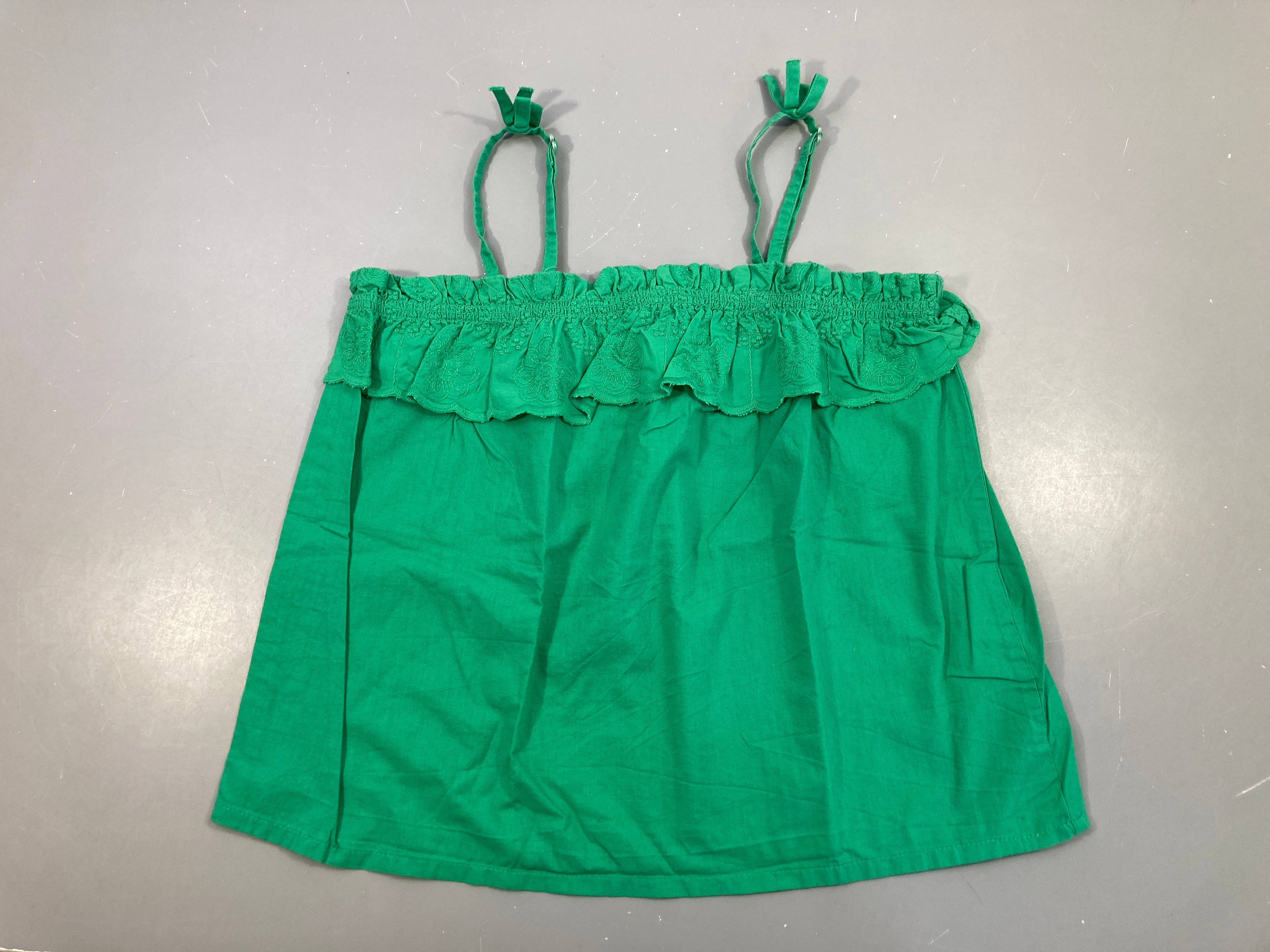Blouse fines bretelles verte volants broderies