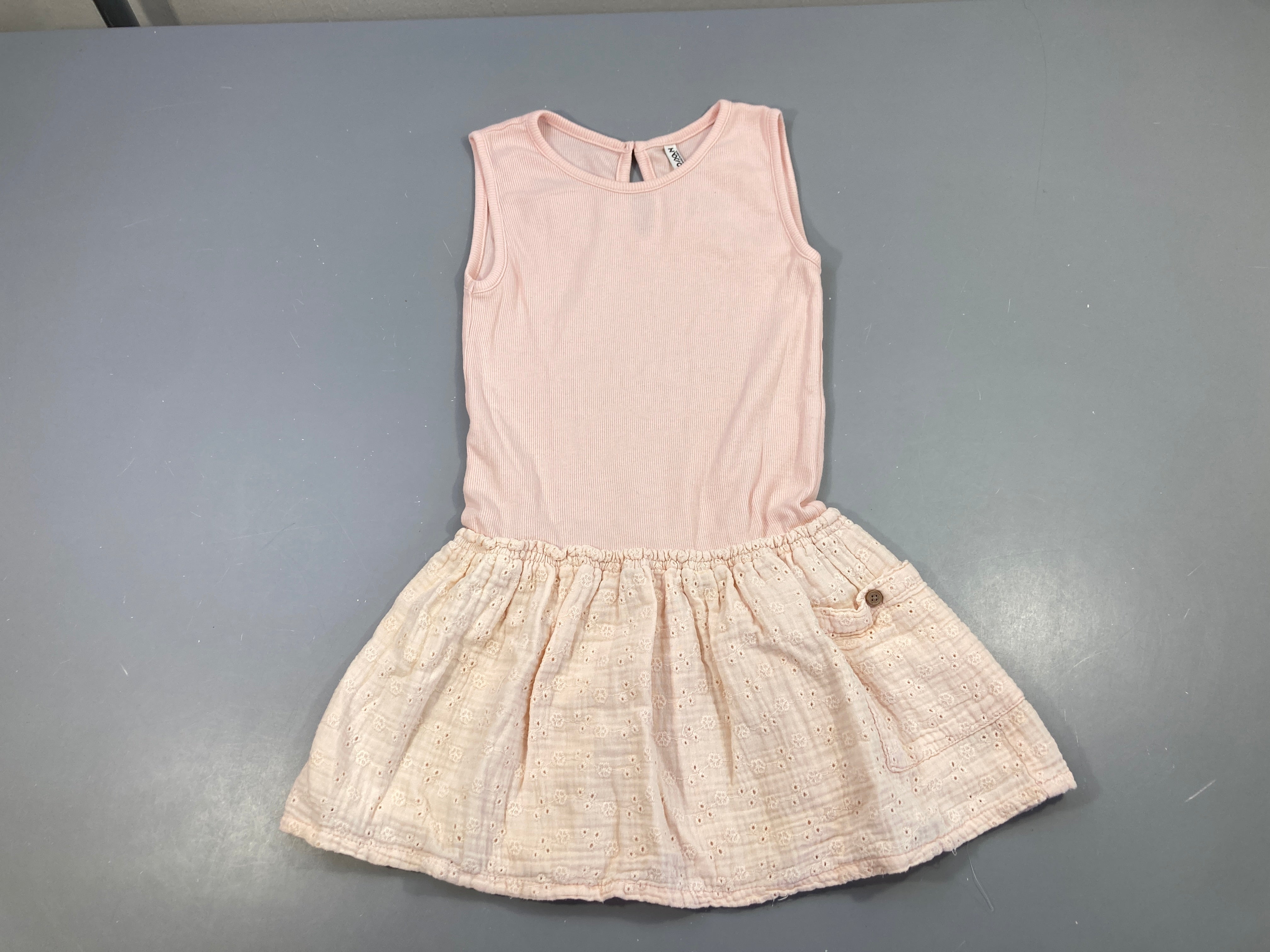 Robe s.m bi matière jersey côtelé rose pâle, bas gaze de coton broderies fleurs
