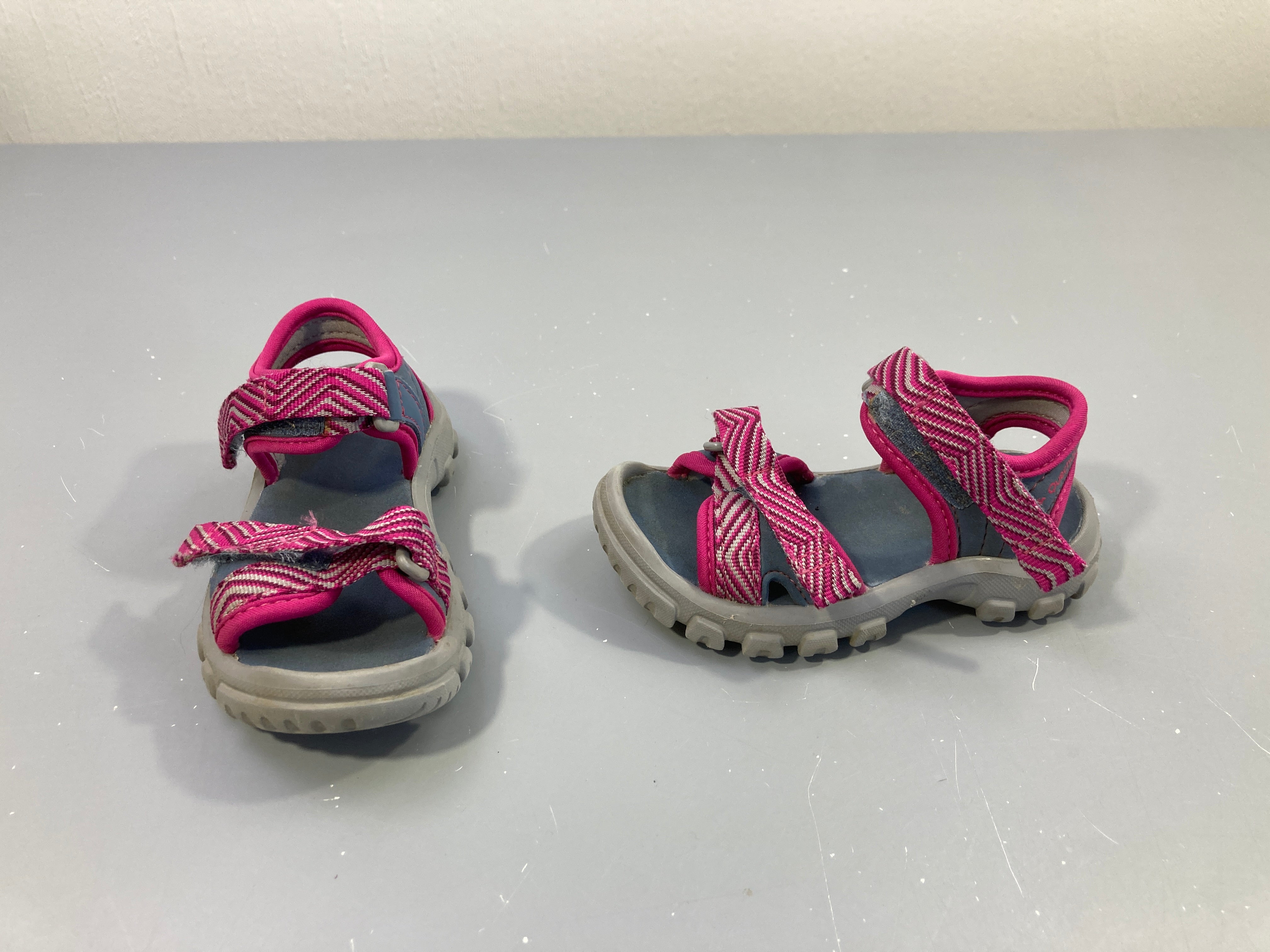 Sandales de marche rose/gris, (taille estimée) 25