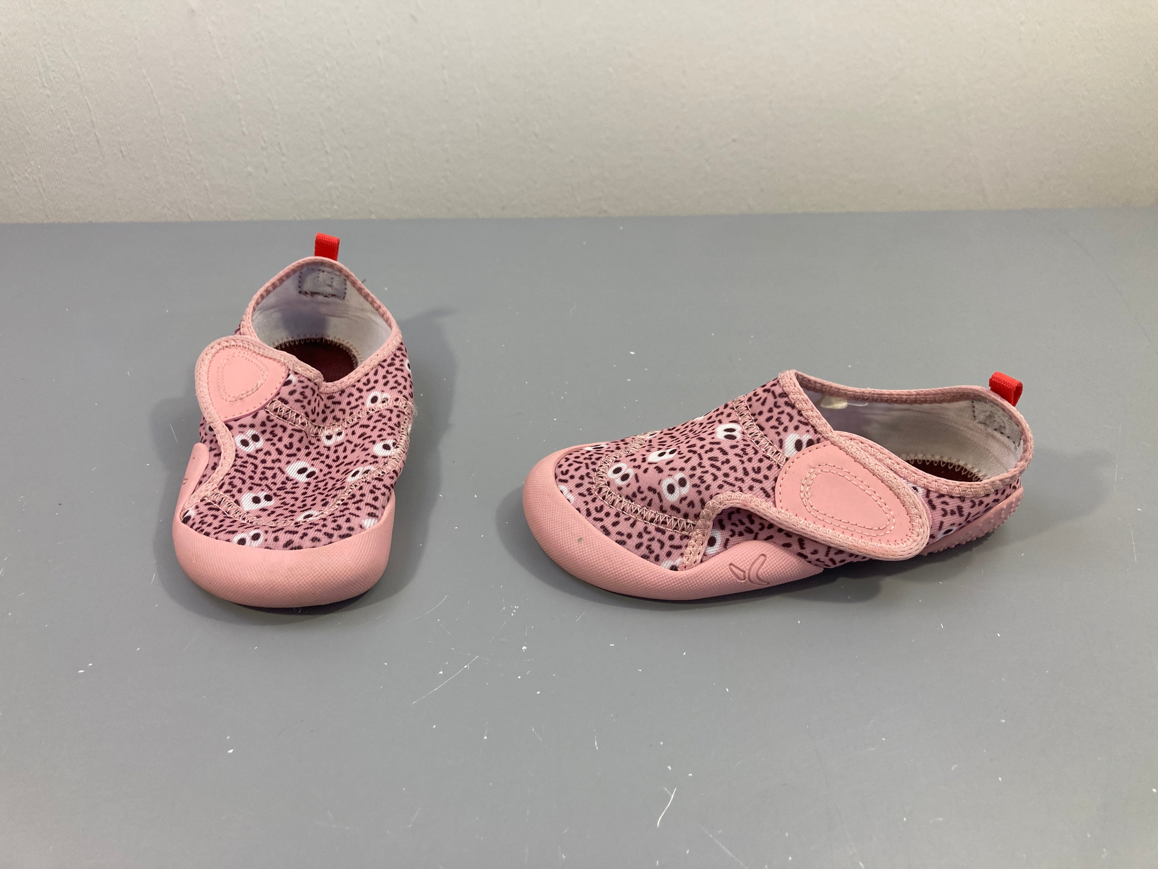 Chaussons de gym rose motifs scratchs, 30