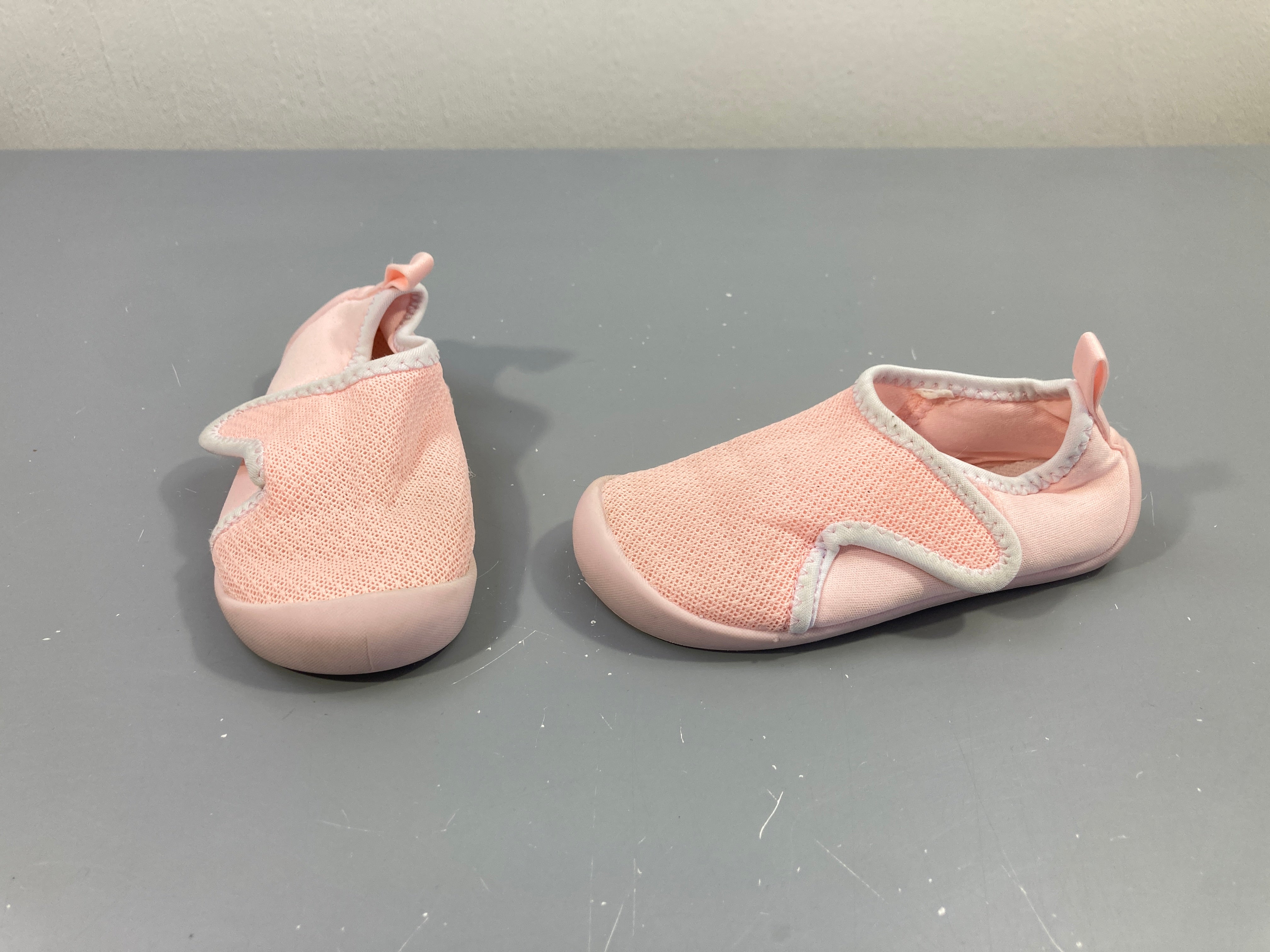 Chaussons de gym rose pâle scratchs, 25
