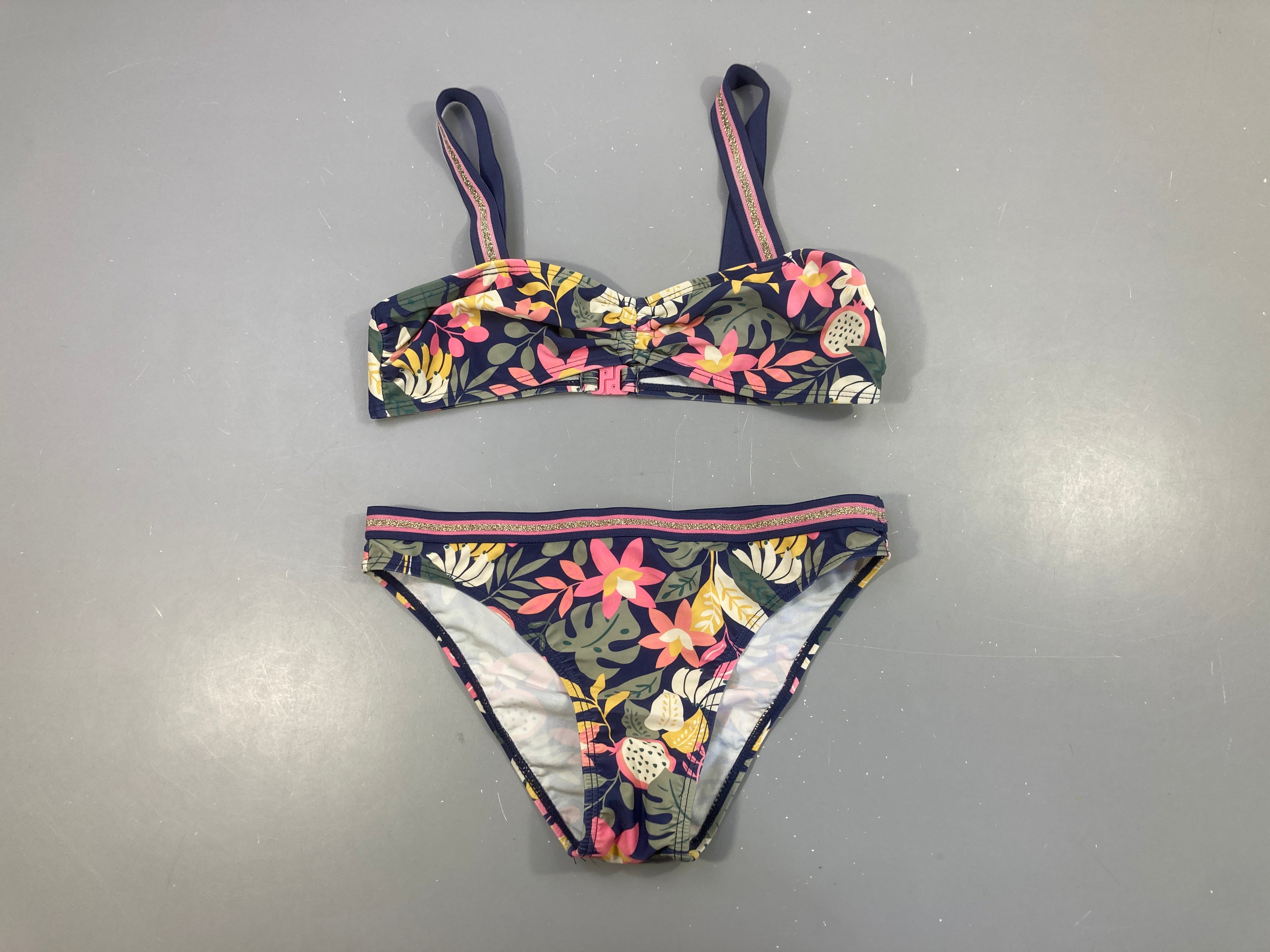 Bikini bleu foncé fleuri