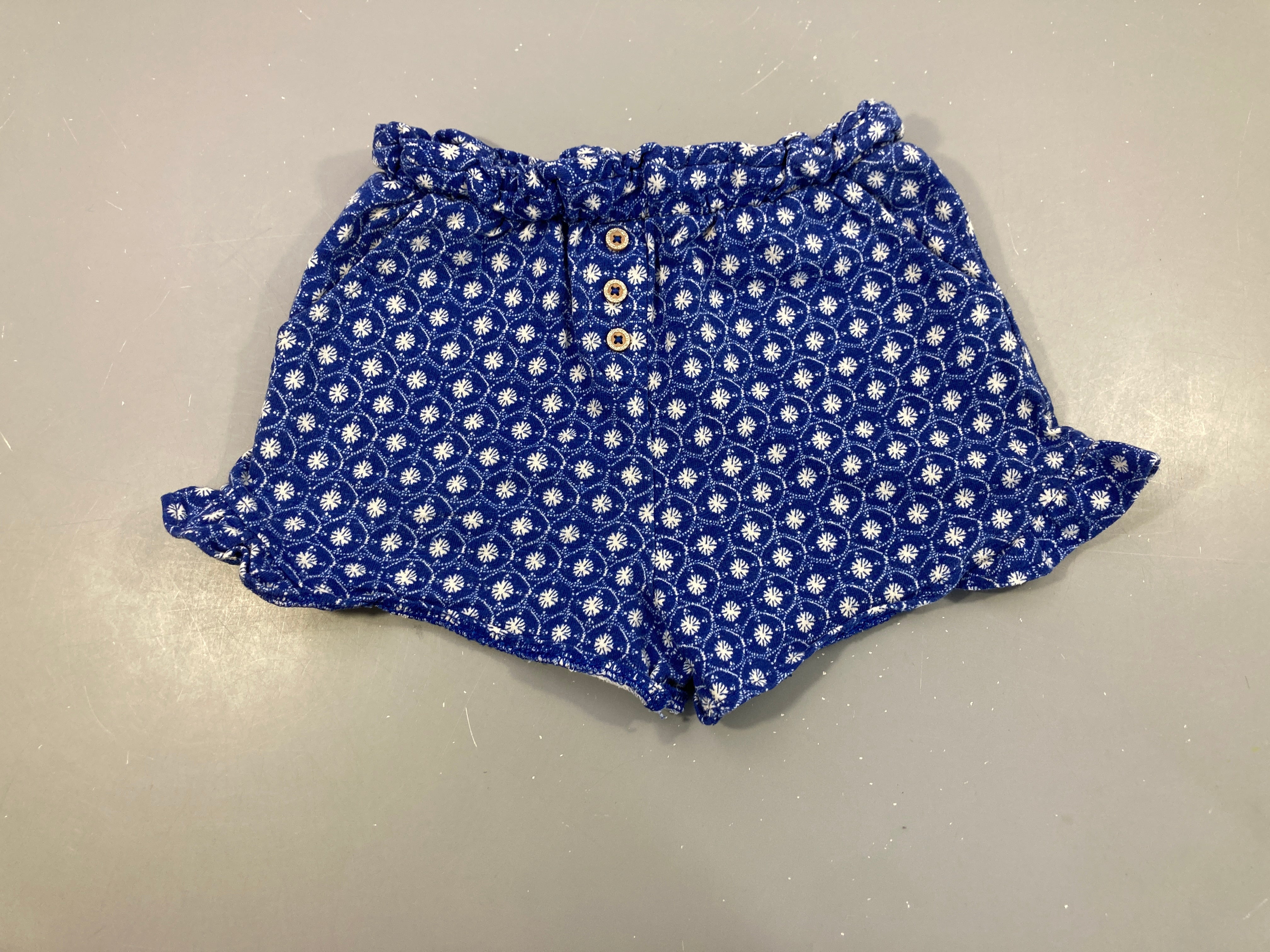 Short molleton bleu motifs boutons