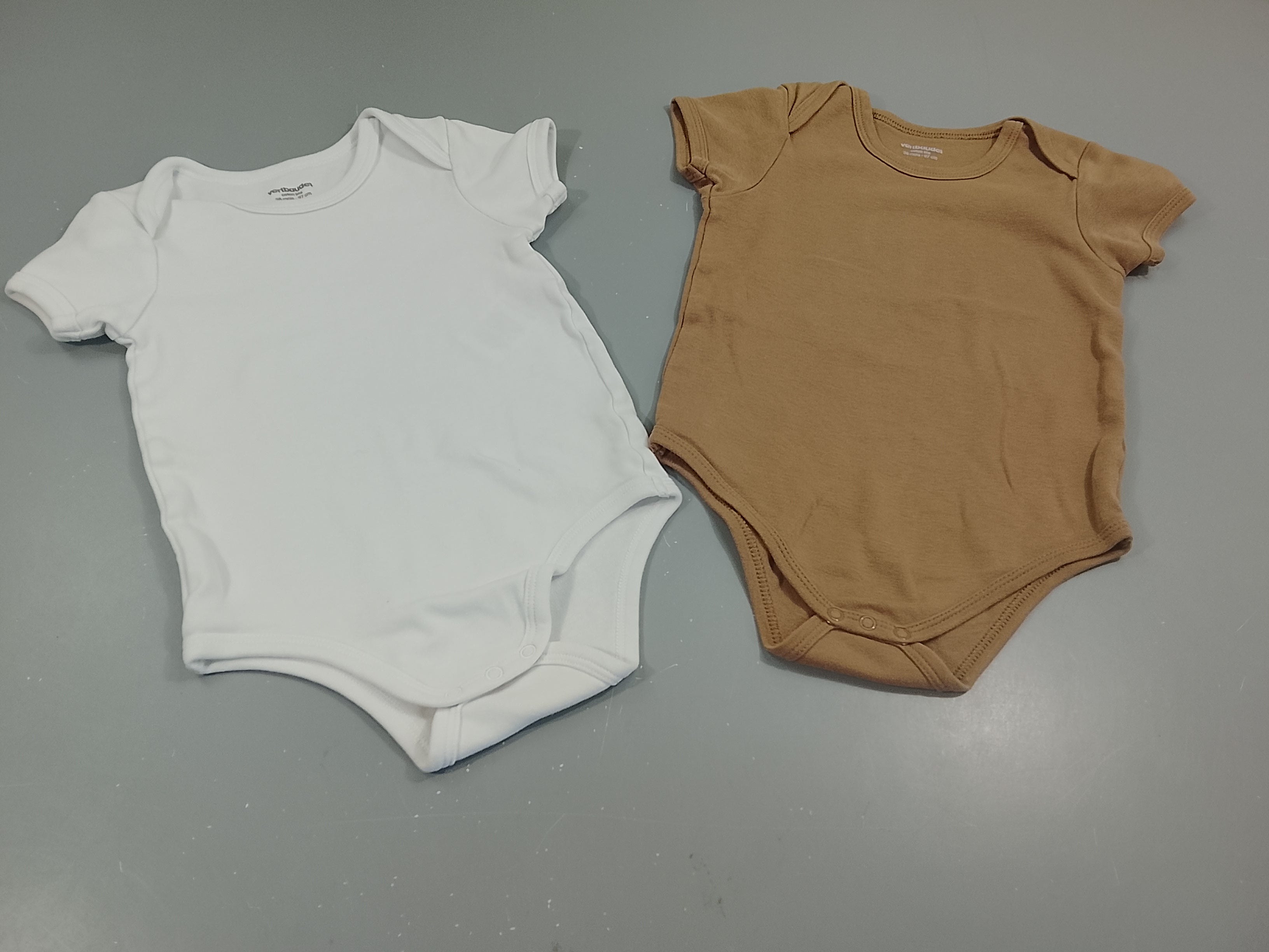 Lot de 2 bodies m.c ,1 blanc et 1 brun