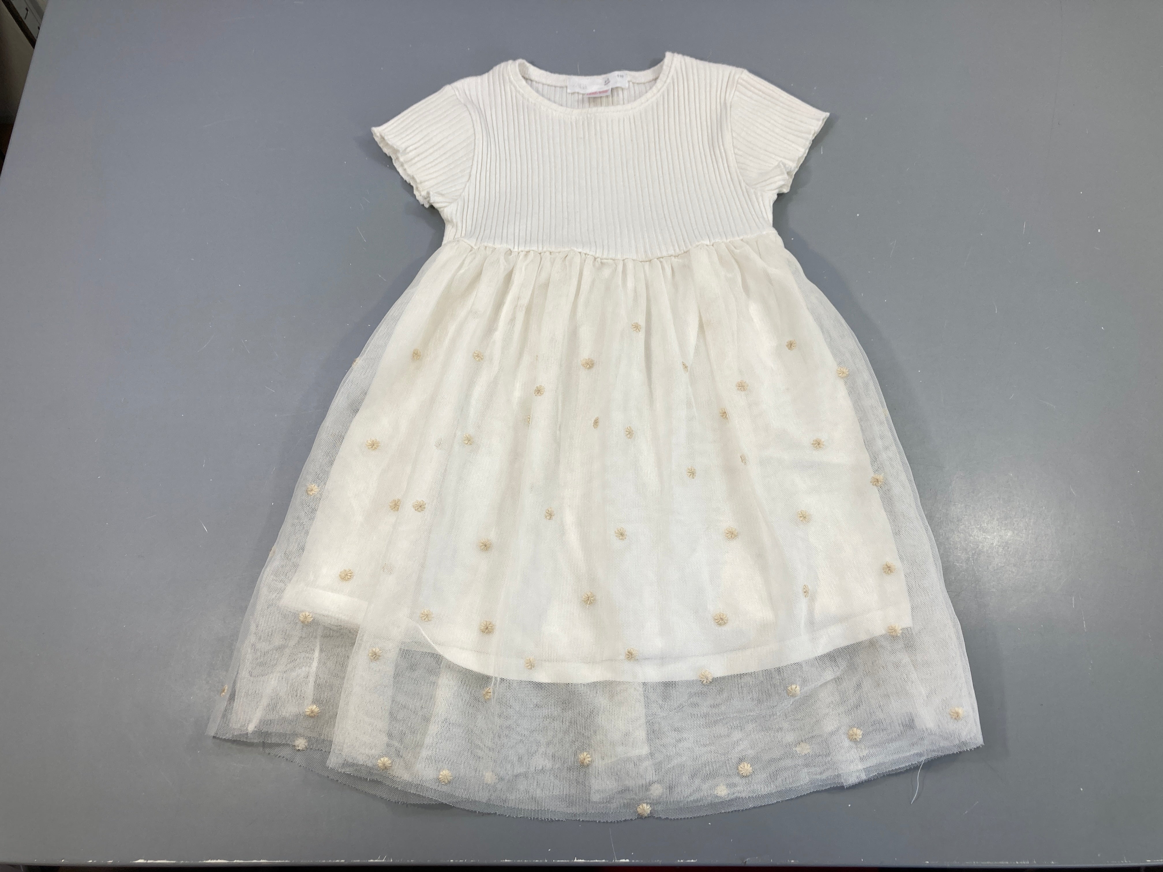 Robe m.c haut côtelé blanc, bas tulle broderies