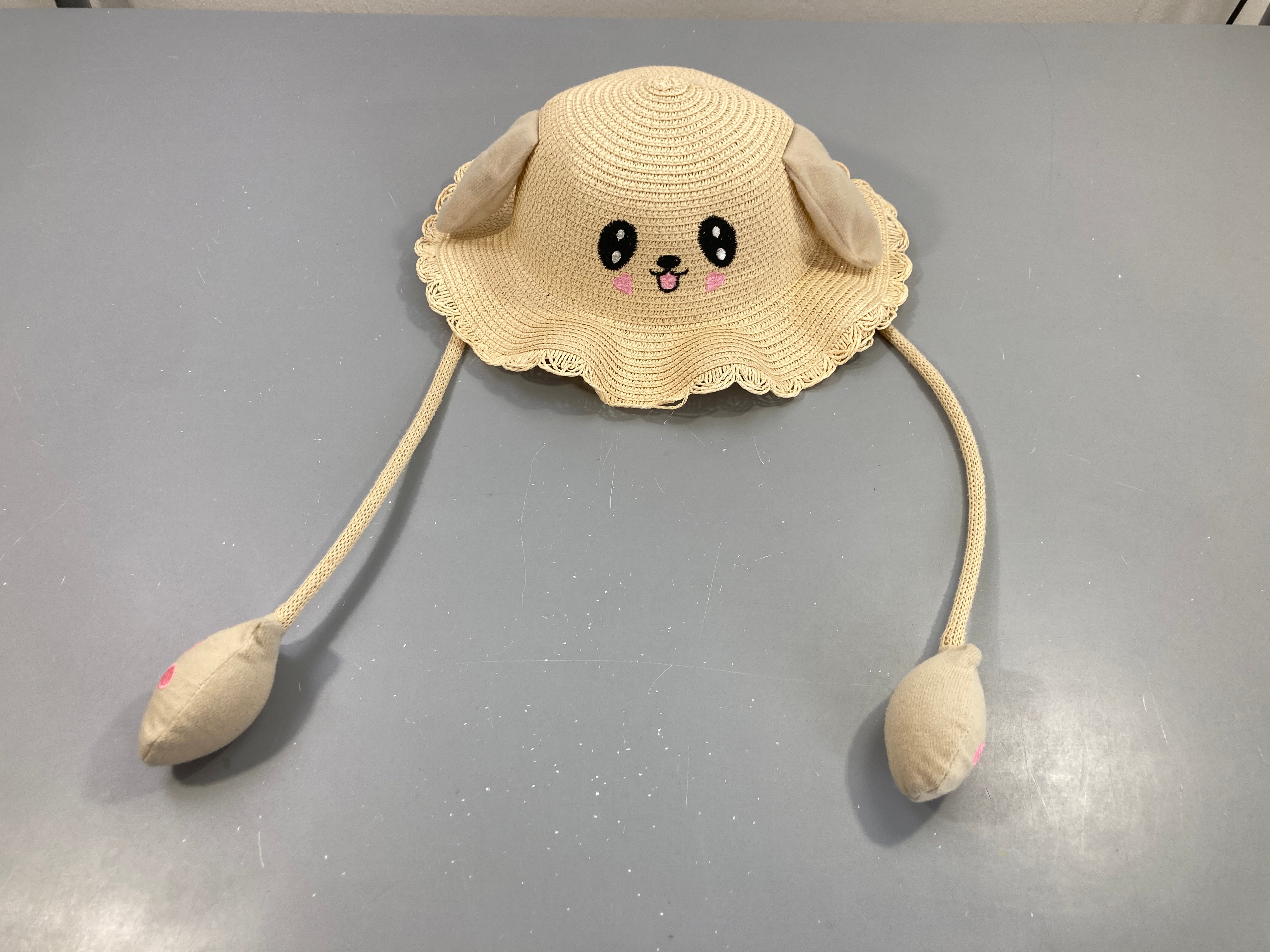 Chapeau paille beige visage oreilles qui bougent et lumière