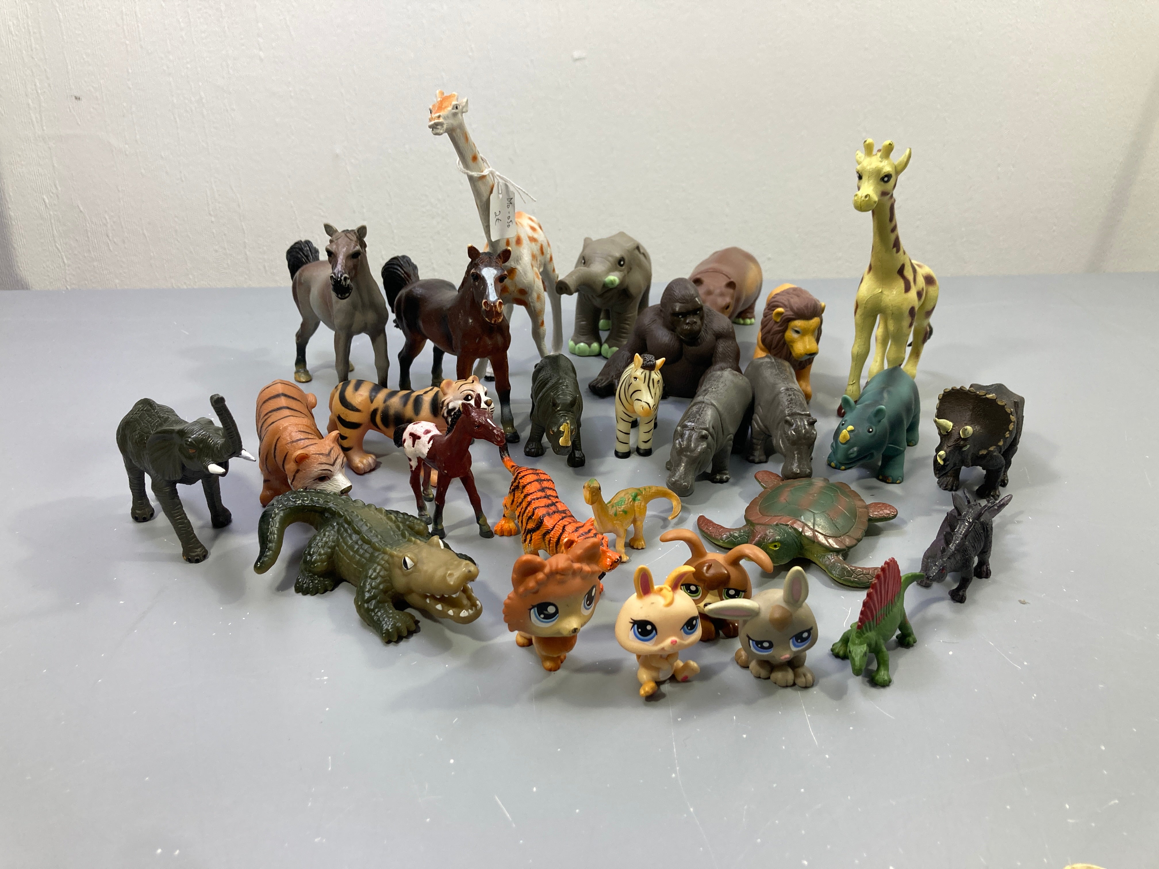 Lot env. 30 figurines animaux savane, chevaux, dinosaures, dont 4 Littlest Pet Shop