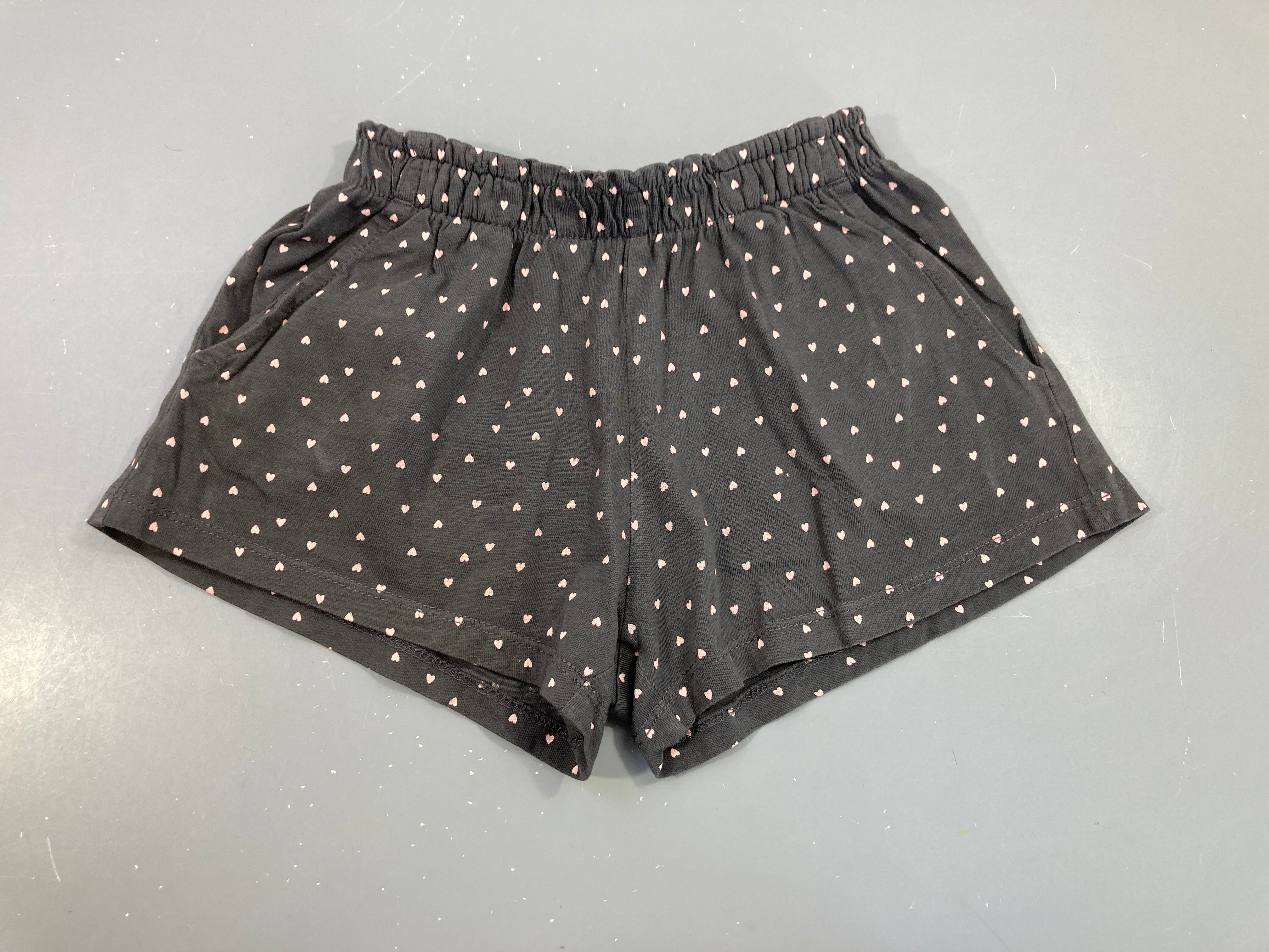 Short jersey gris foncé coeurs roses