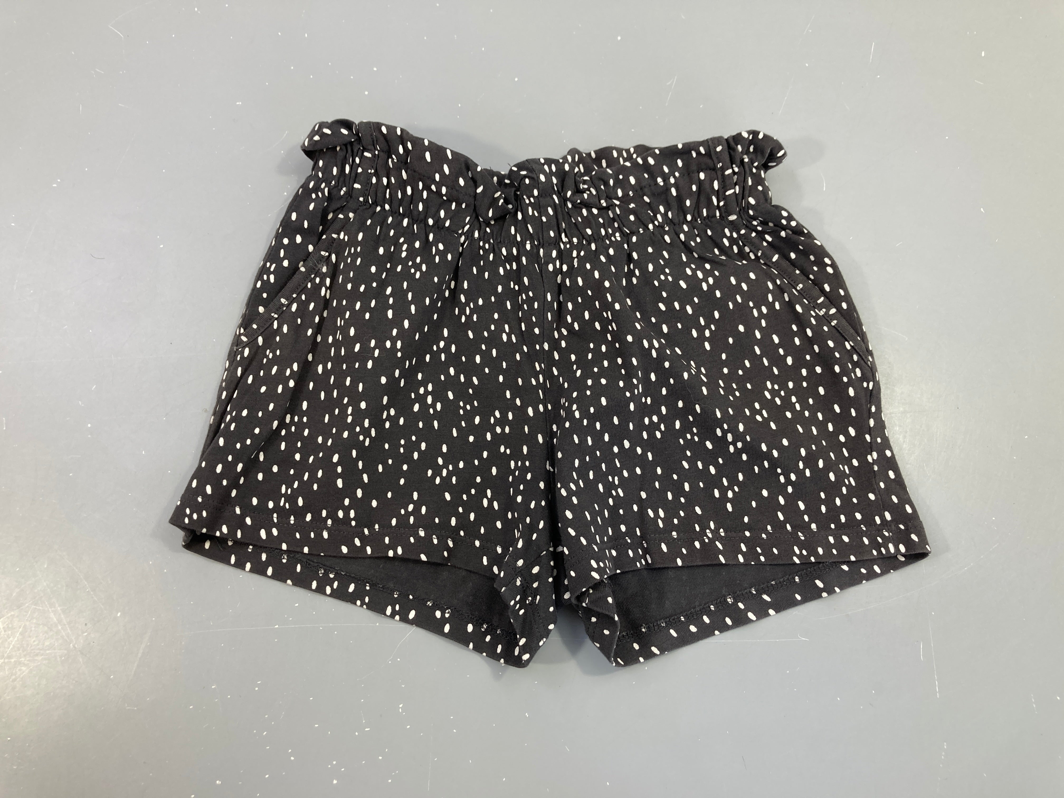 Short jersey gris foncé traits blancs