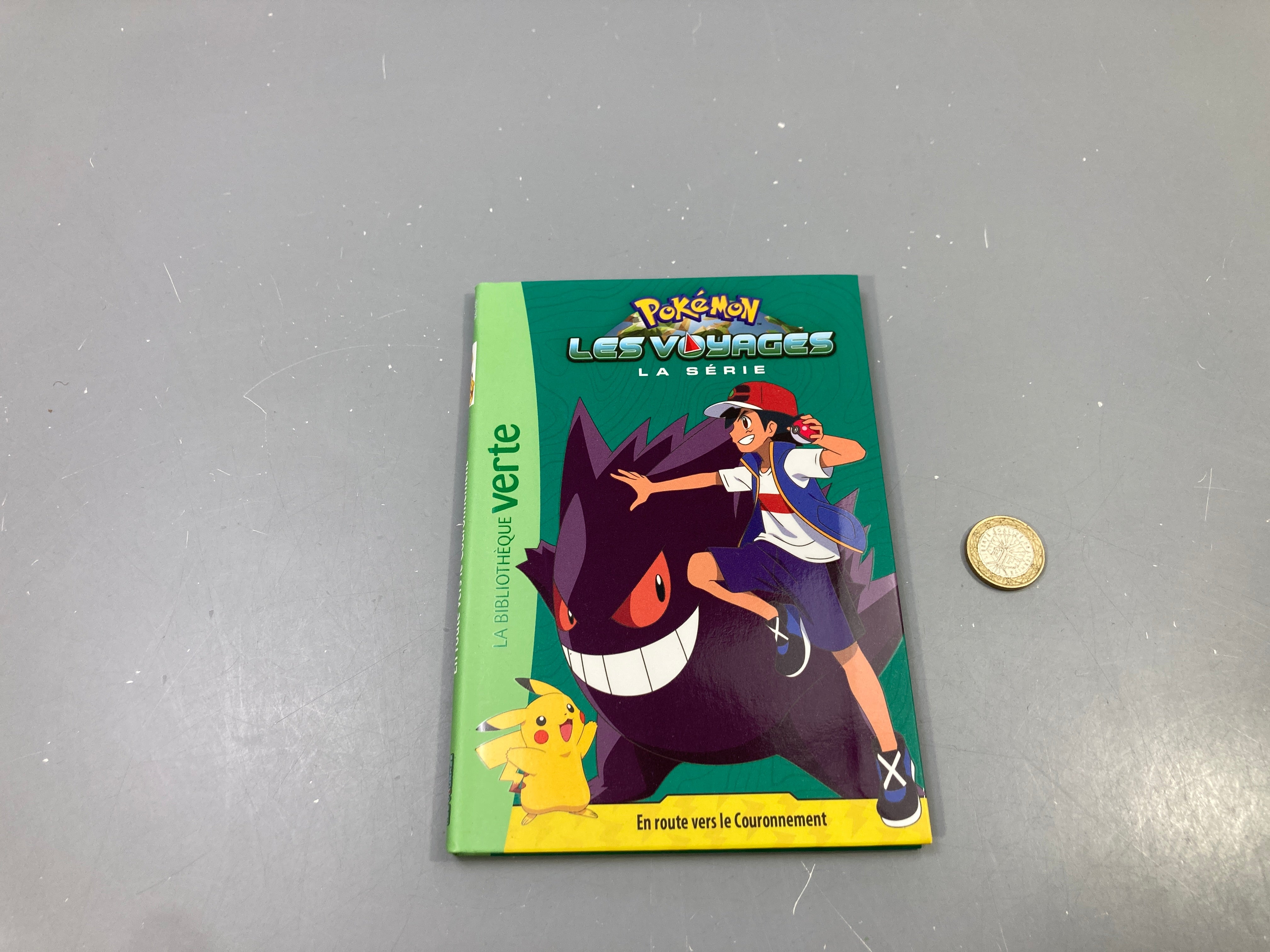 Pokémon Les Voyages, En route vers le Couronnement, Bibliothèque verte