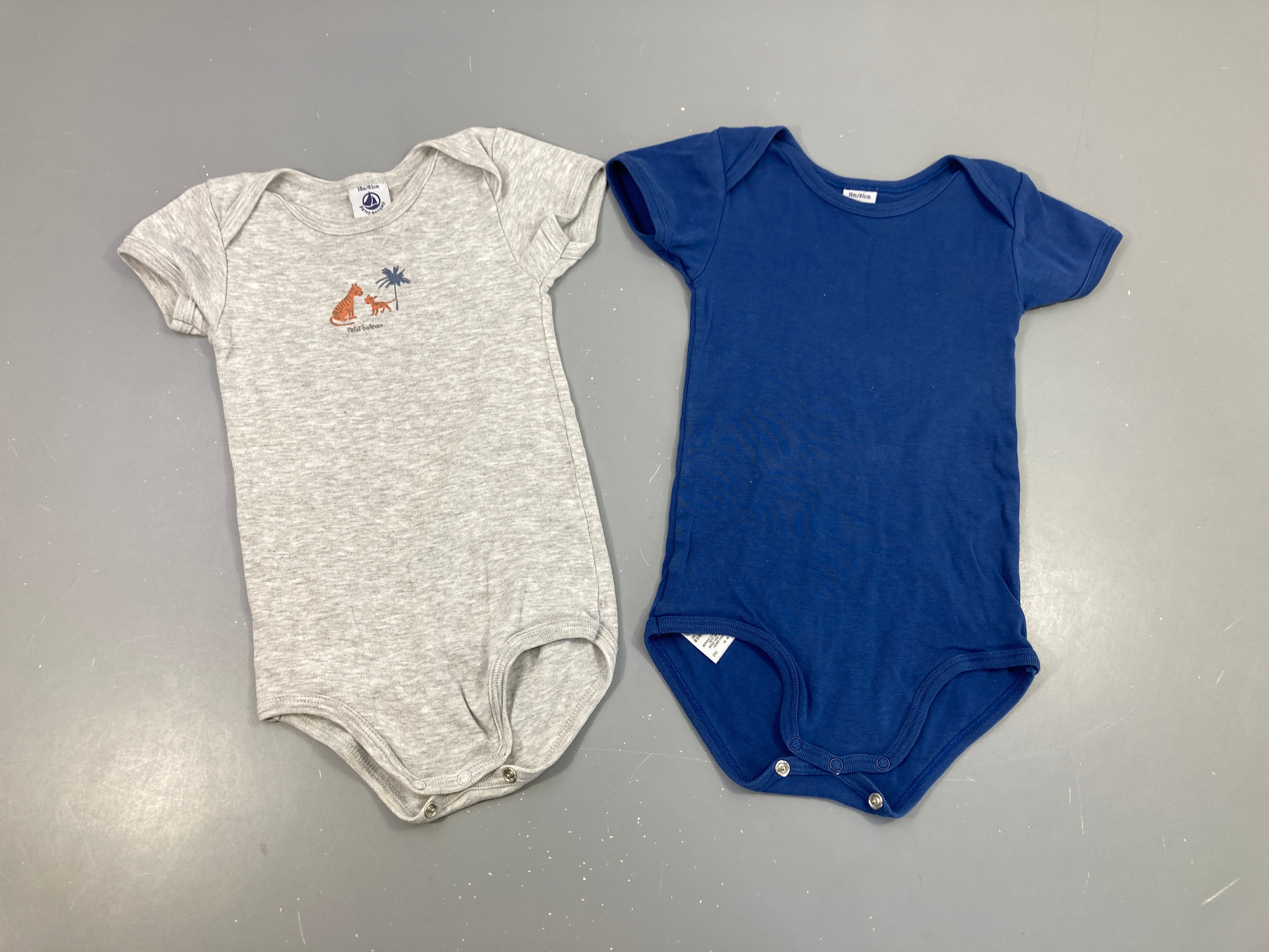 Lot de 2 bodies m.c gris tigres/bleu