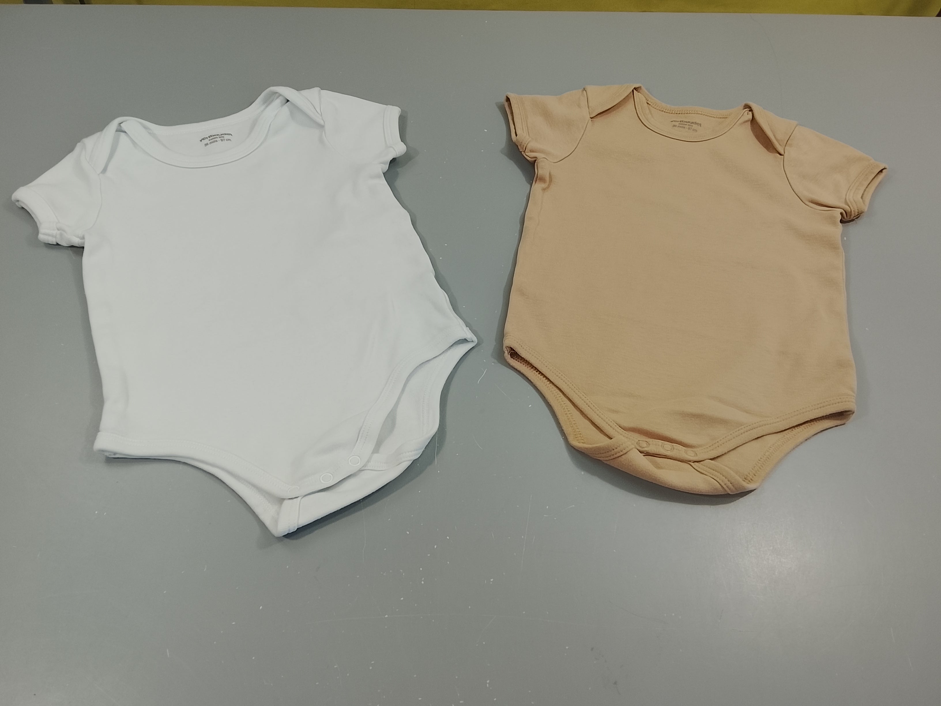 Lot de 2 bodies m.c ,1 blanc et 1 beige