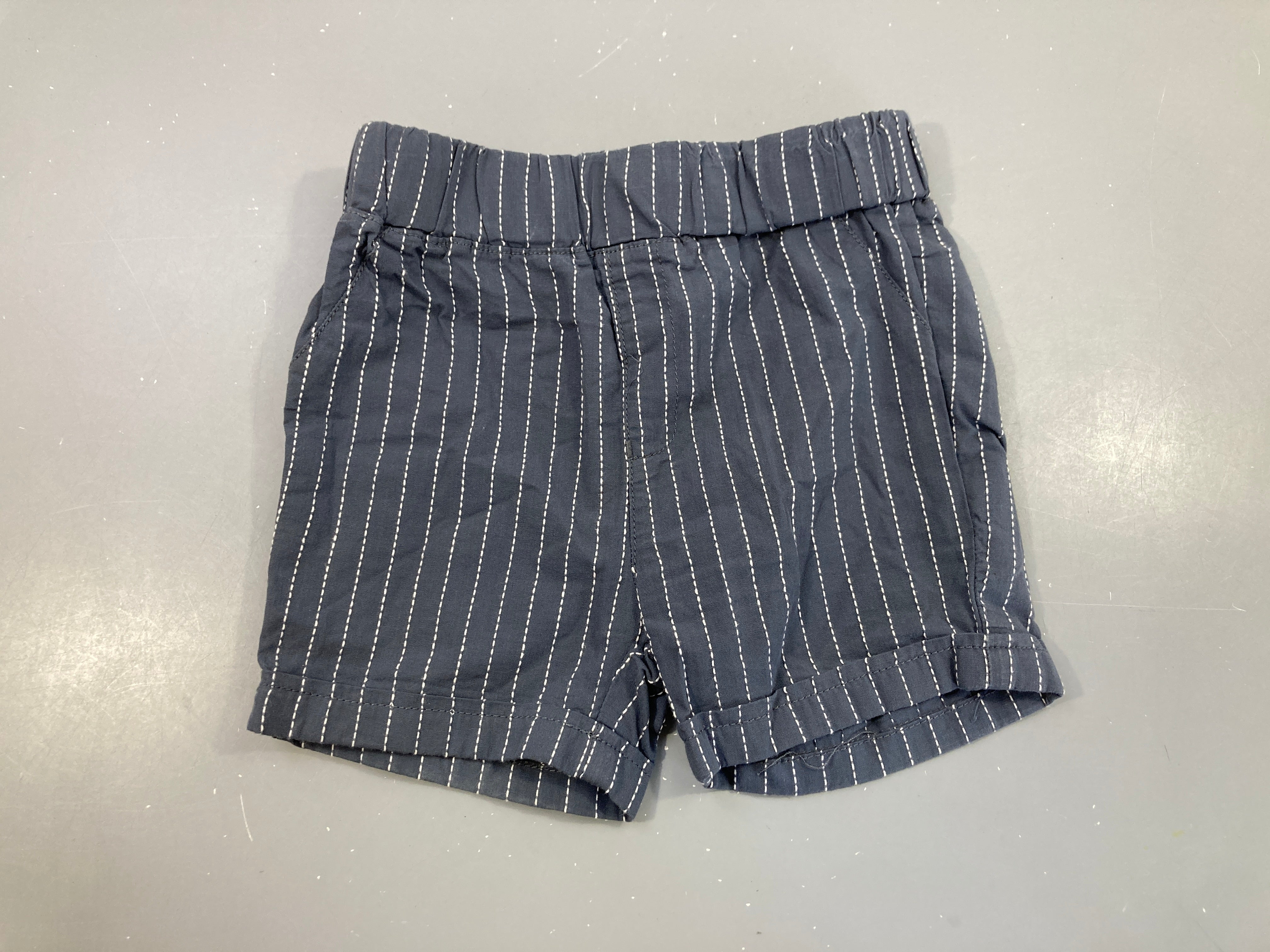 Bermuda gris foncé ligné