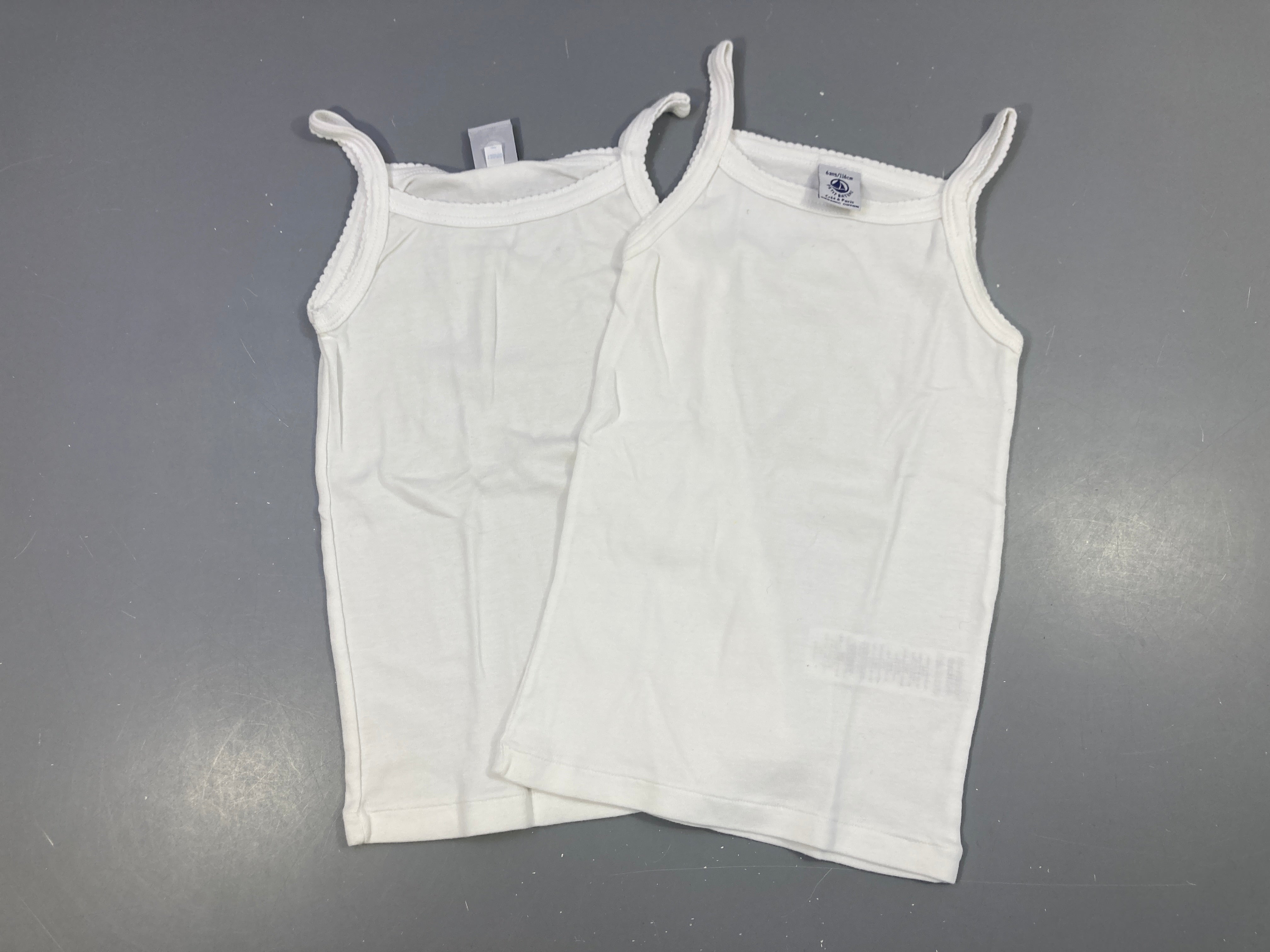 2 chemisettes fines bretelles blanches