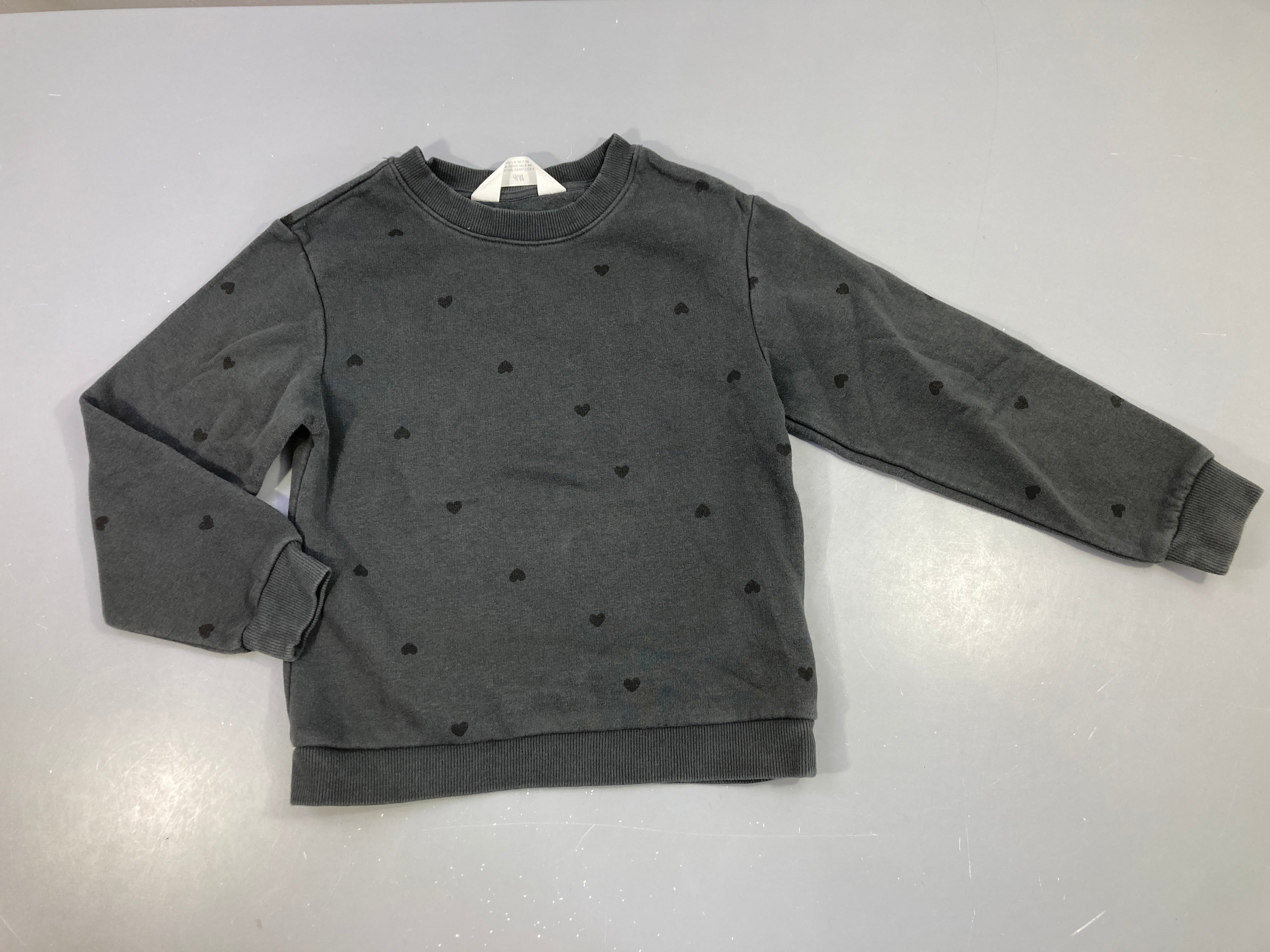 Sweat gris foncé coeurs, légèrement bouloché