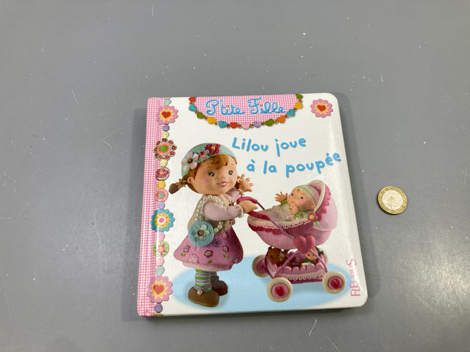 P'tite Fille, Lilou joue à la poupée, Fleurus, moins cher chez Petit Kiwi