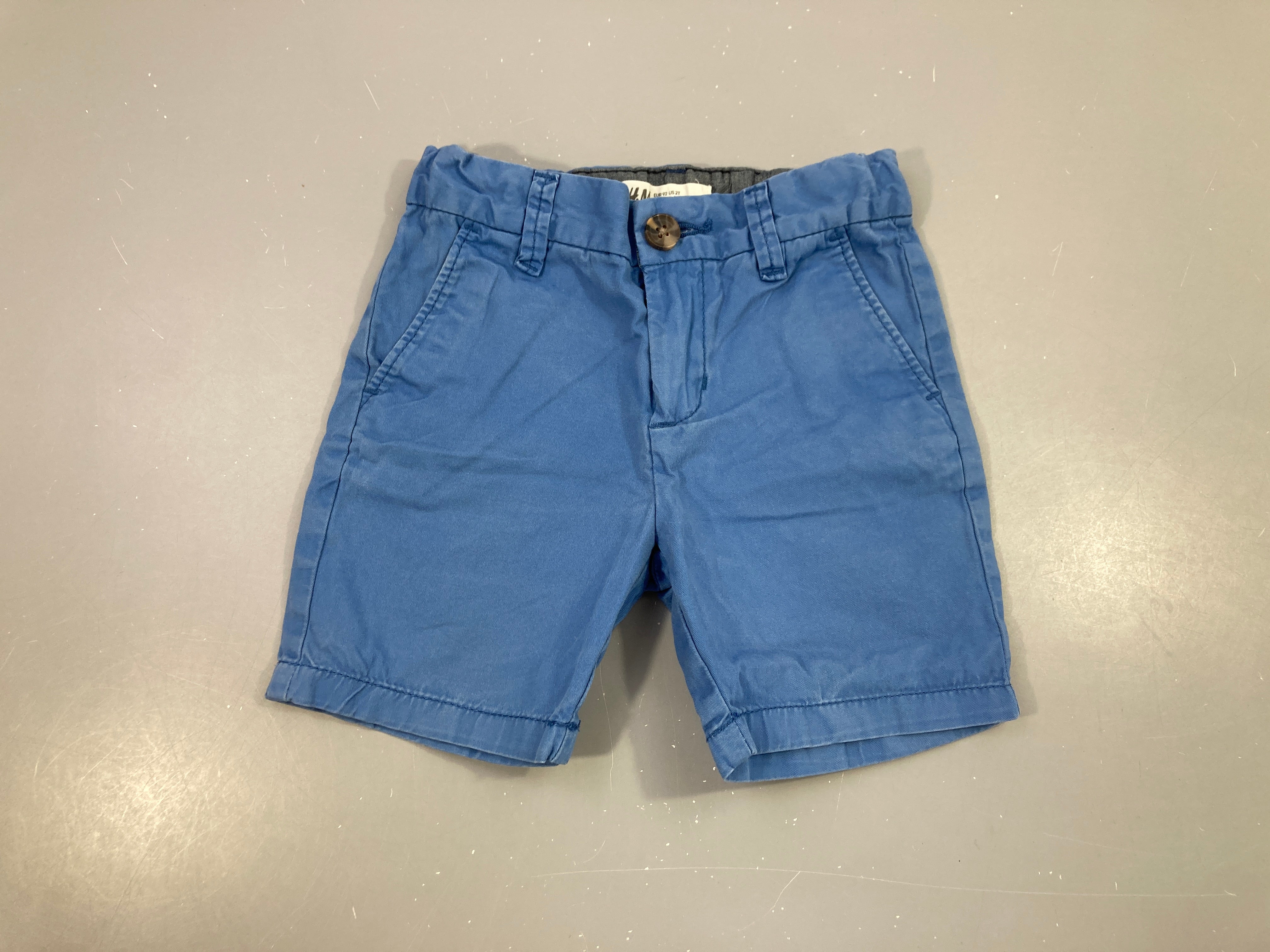 Bermuda bleu, un peu décoloré