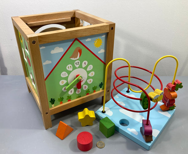 Cube d'activités Maxi looping jardin en bois avec horloge, formes à encastrer et boulier circuit de motricité, moins cher chez Petit Kiwi