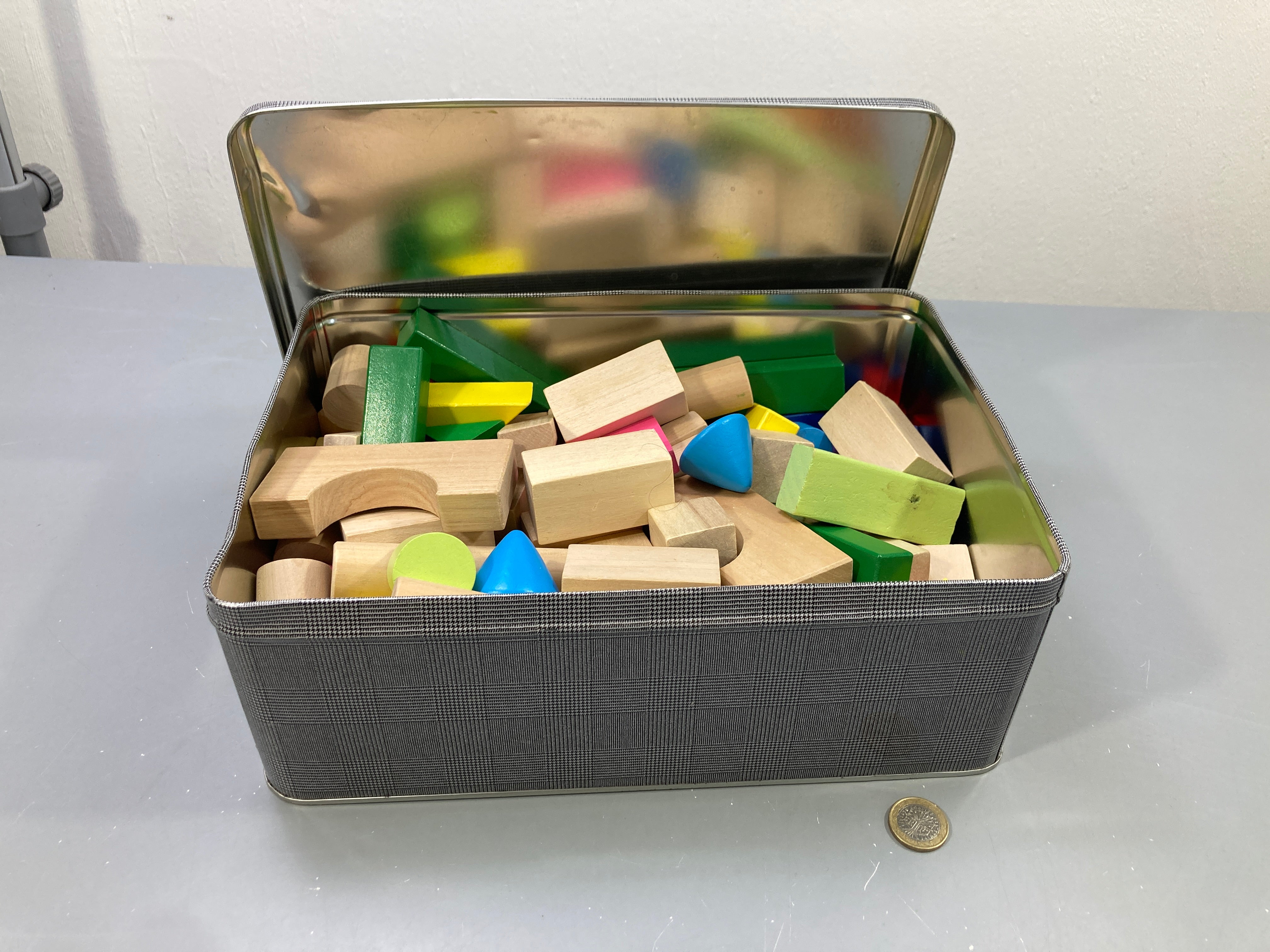 Lot cubes de construction en bois naturel et colorés, boîte métal